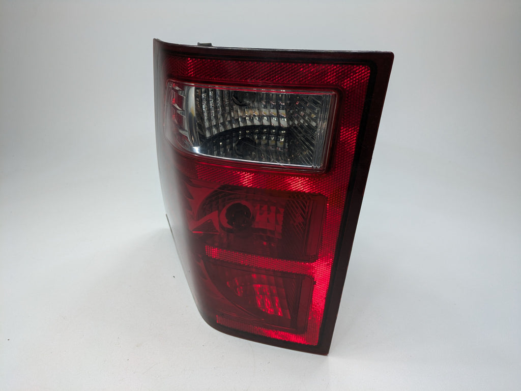 05 - 07 OEM JEEP GRAND CHEROKEE REAR RIGHT PASSENGER SIDE TAIL LIGHT ASSEMBLY