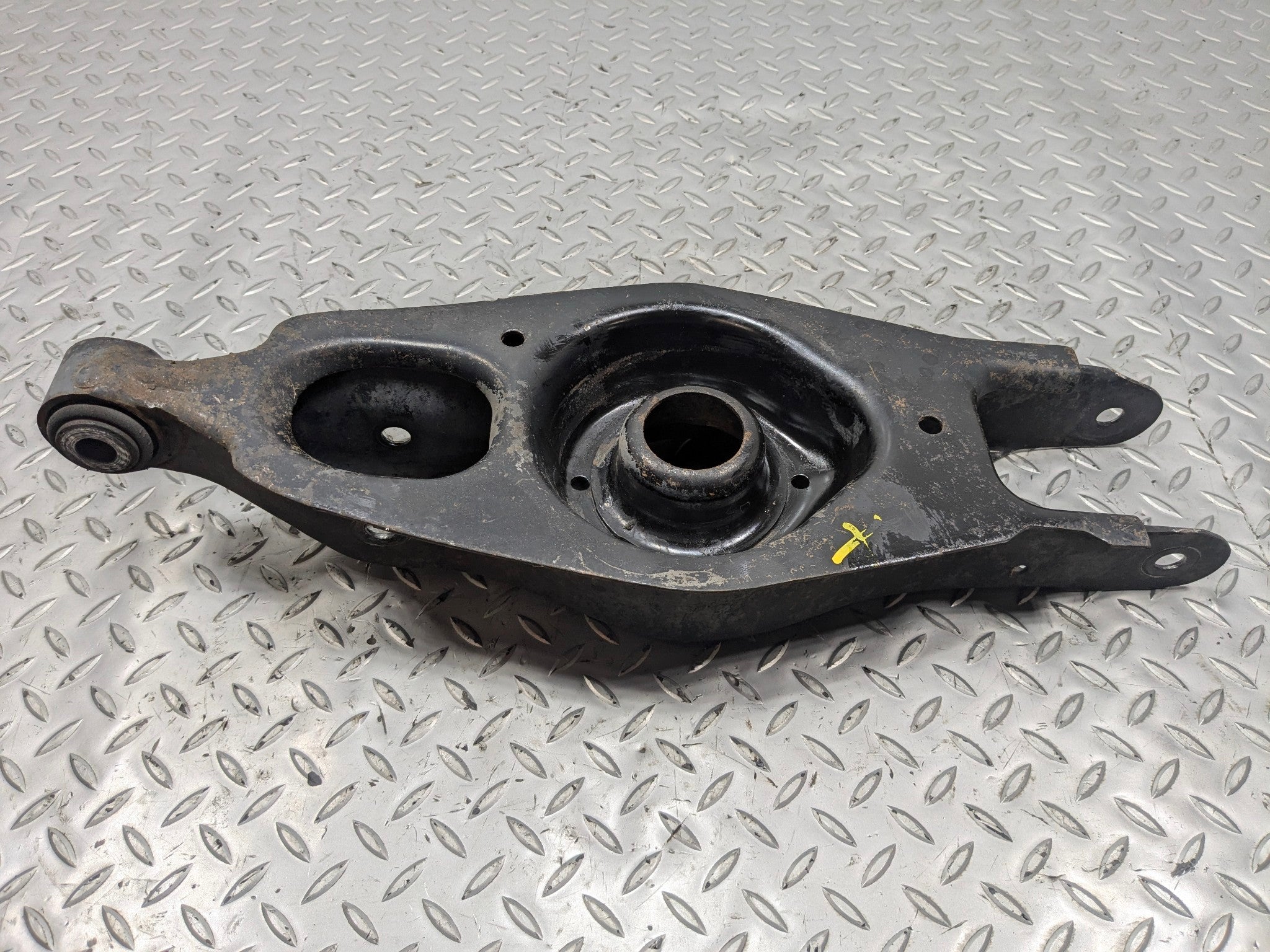 05 - 07 OEM CHRYSLER 300 REAR LEFT DRIVER SIDE LOWER CONTROL ARM SPRING PERCH