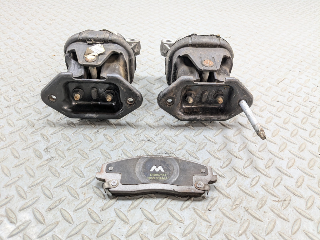 05 - 07 OEM CHRYSLER 300 FRONT LEFT AND RIGHT SIDE ENGINE FRAME MOUNT SUPPORT