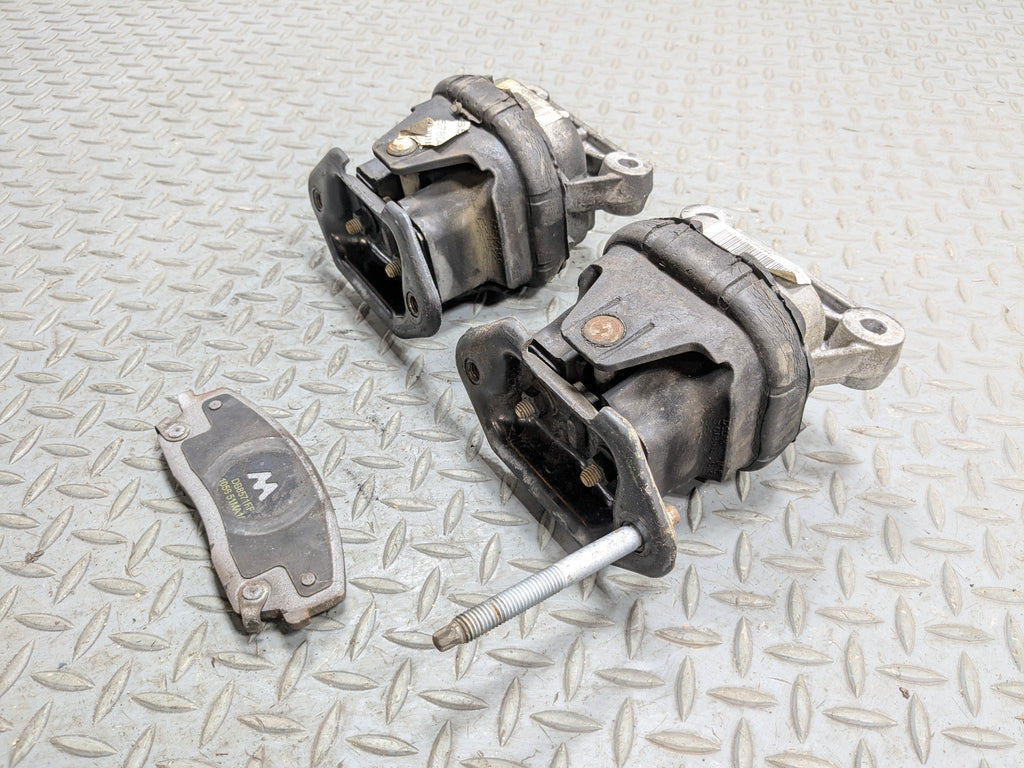 05 - 07 OEM CHRYSLER 300 FRONT LEFT AND RIGHT SIDE ENGINE FRAME MOUNT SUPPORT