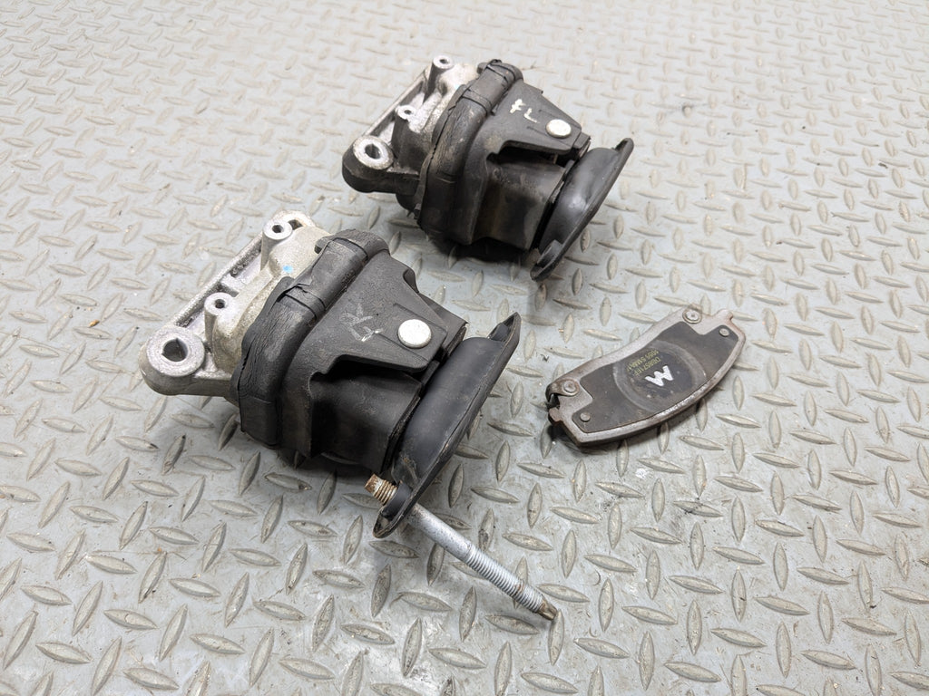 05 - 07 OEM CHRYSLER 300 FRONT LEFT AND RIGHT SIDE ENGINE FRAME MOUNT SUPPORT