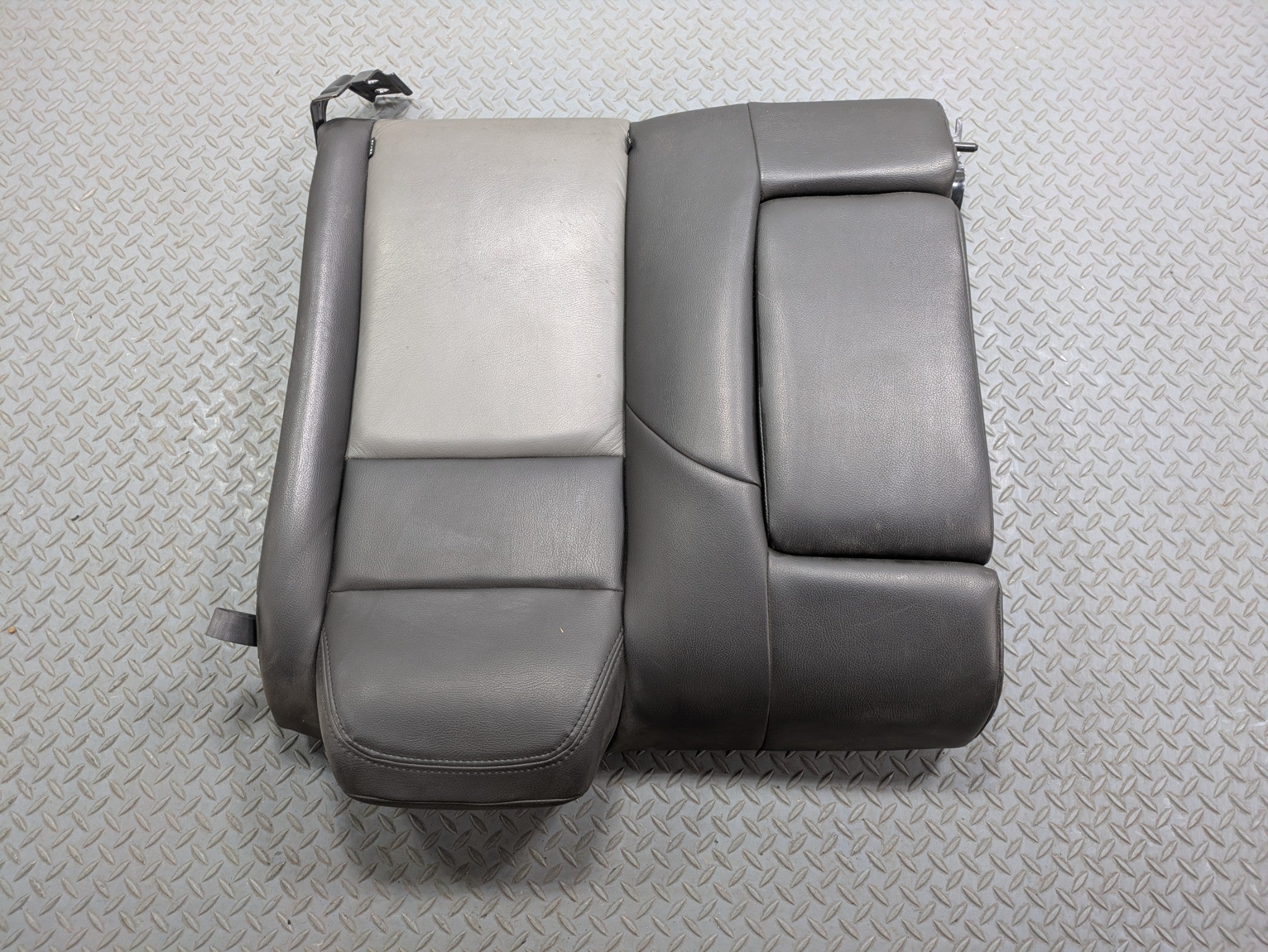 05 - 07 OEM CHRYSLER 300 REAR LEFT SIDE UPPER SEAT CUSHION WITH ARMREST BLACK