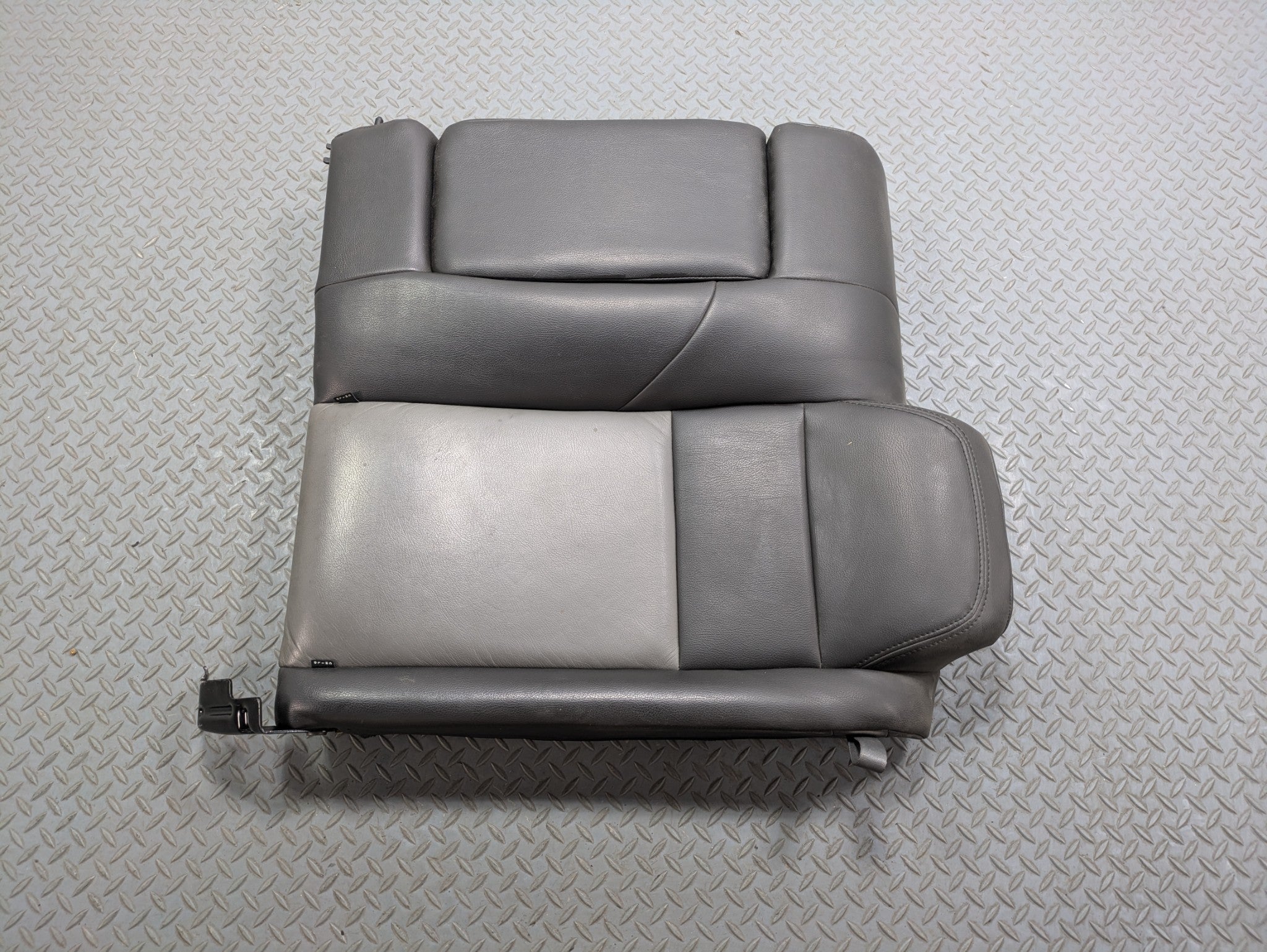 05 - 07 OEM CHRYSLER 300 REAR LEFT SIDE UPPER SEAT CUSHION WITH ARMREST BLACK