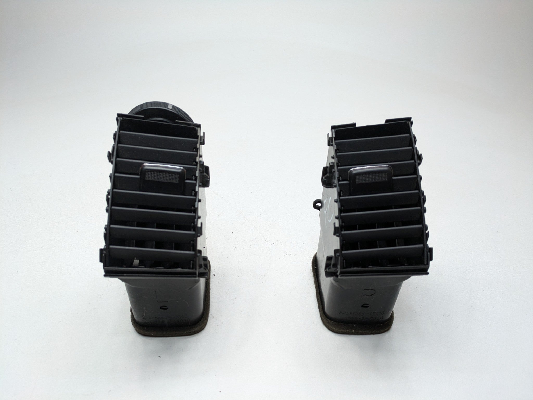 06 - 09 OEM TOYOTA PRIUS FRONT CENTER DASH AIR CONDITIONING HEATER VENT GRILLE