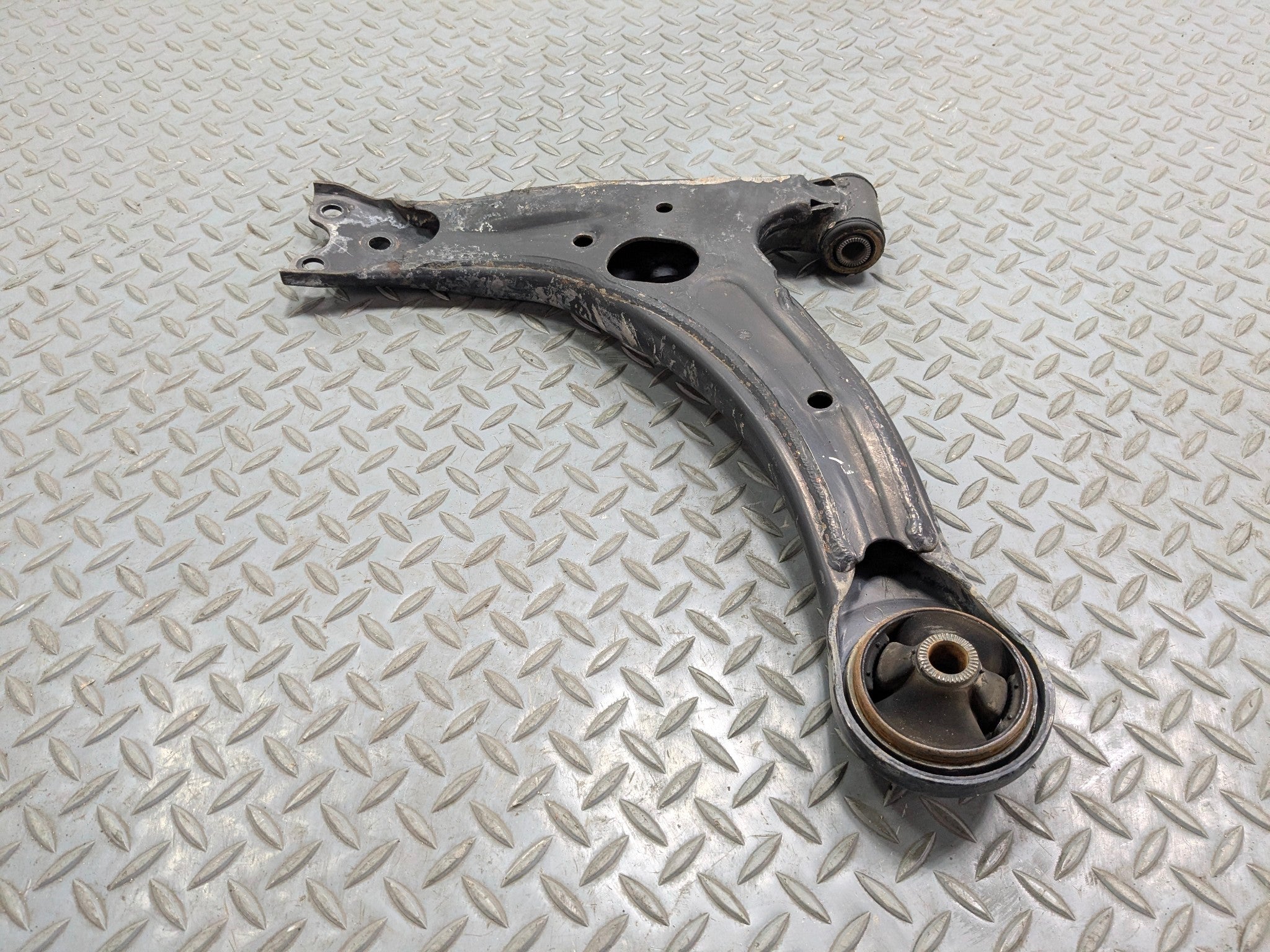 06 - 09 OEM TOYOTA PRIUS FRONT RIGHT PASSENGER SIDE SUSPENSION LOWER CONTROL ARM