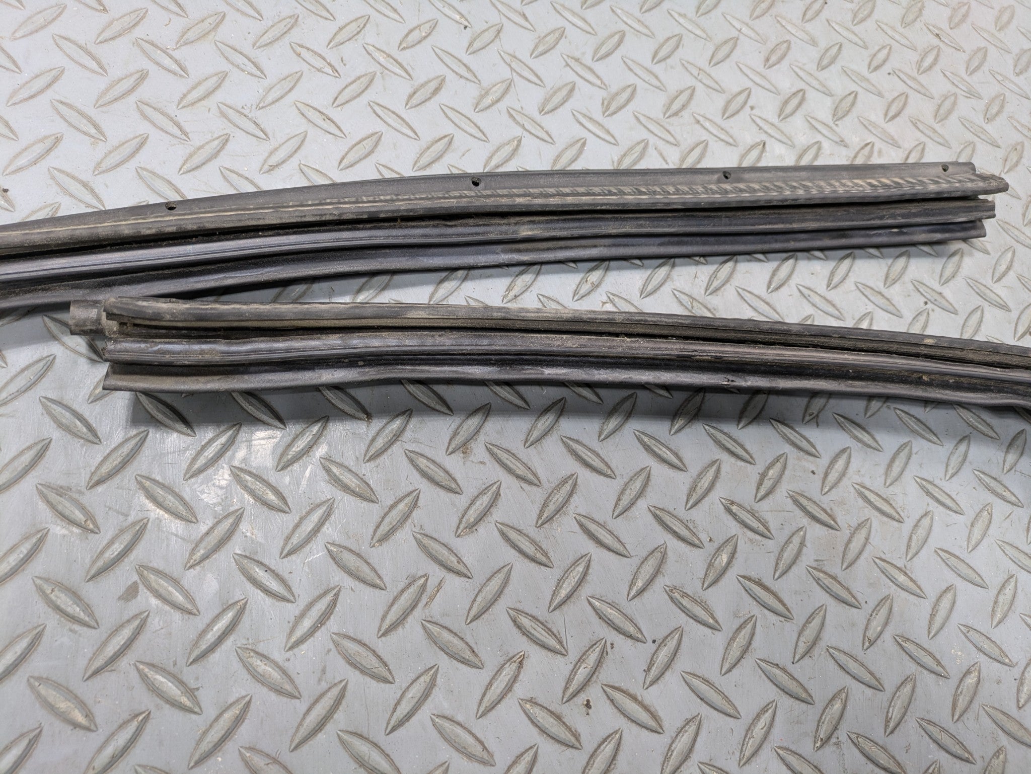 2005 - 2007 OEM FORD ESCAPE REAR TAILGATE LIFTGATE TRUNK WEATHER STRIP SEAL