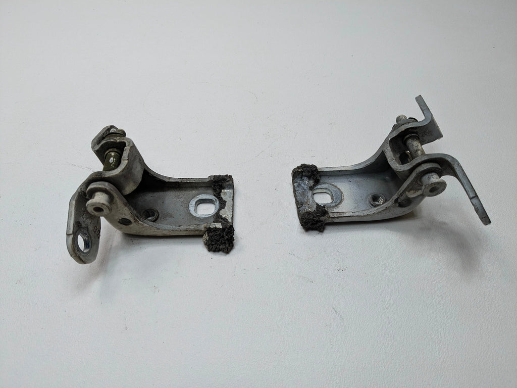 05 - 07 OEM FORD ESCAPE FRONT LEFT DRIVER SIDE UPPER AND LOWER DOOR HINGE SET
