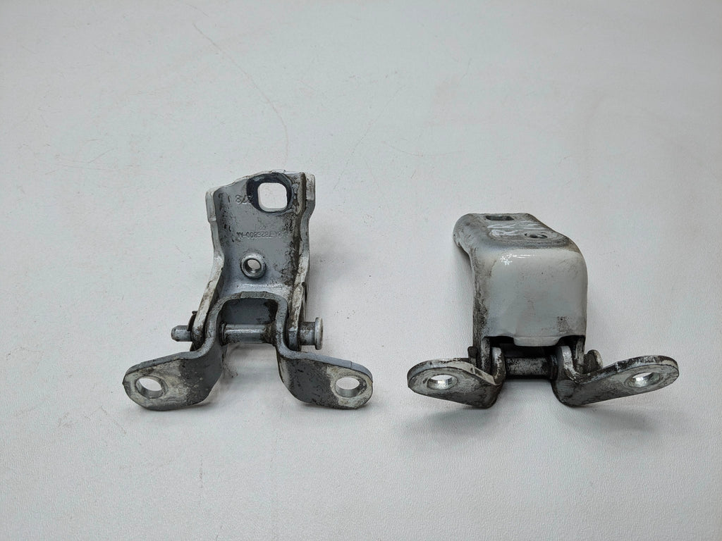 05 - 07 OEM FORD ESCAPE REAR RIGHT PASSENGER SIDE UPPER AND LOWER DOOR HINGE SET