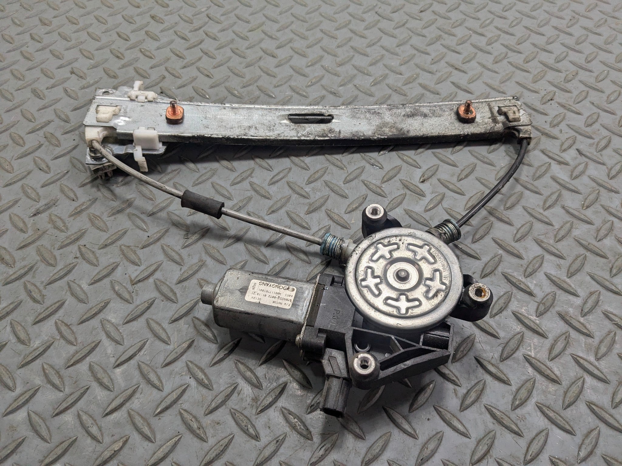 2005 - 2007 OEM FORD ESCAPE REAR RIGHT SIDE ELECTRIC CARGO REGULATOR WITH MOTOR