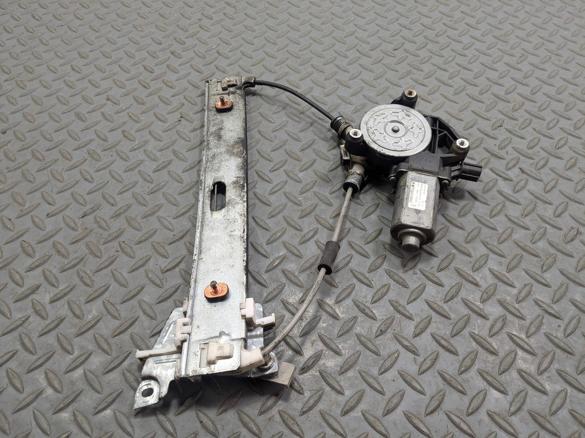 2005 - 2007 OEM FORD ESCAPE REAR RIGHT SIDE ELECTRIC CARGO REGULATOR WITH MOTOR