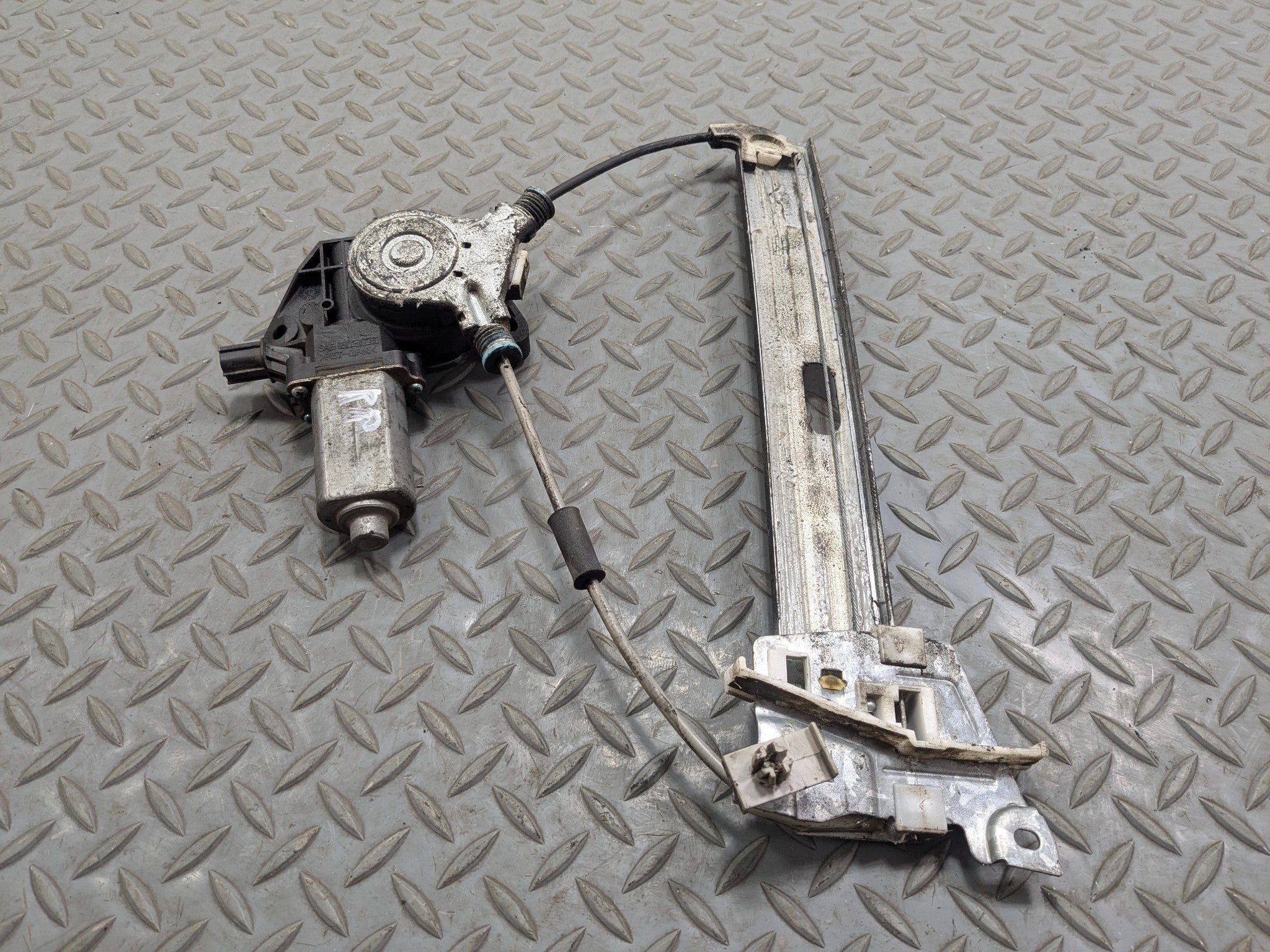 2005 - 2007 OEM FORD ESCAPE REAR RIGHT SIDE ELECTRIC CARGO REGULATOR WITH MOTOR