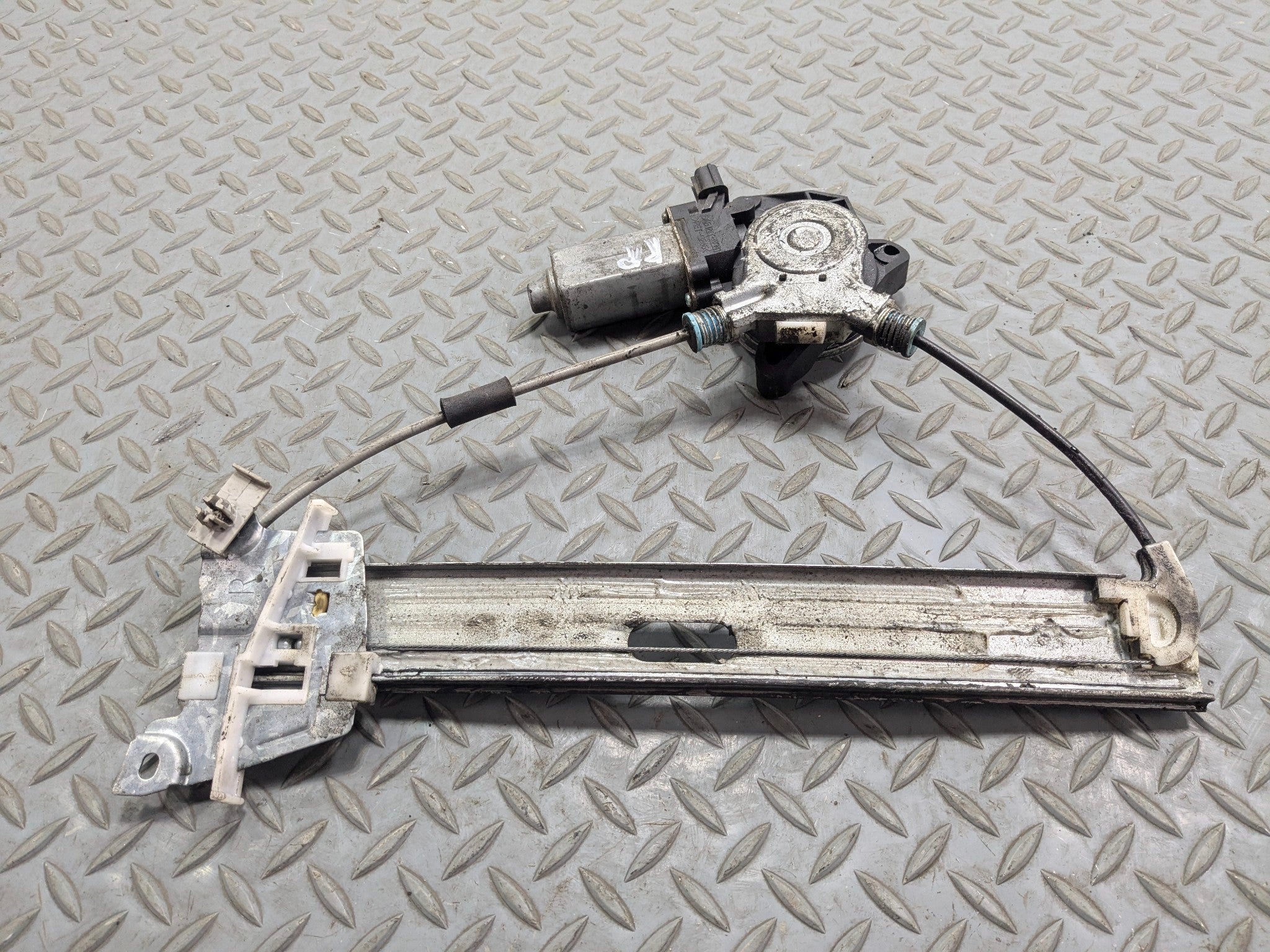 2005 - 2007 OEM FORD ESCAPE REAR RIGHT SIDE ELECTRIC CARGO REGULATOR WITH MOTOR