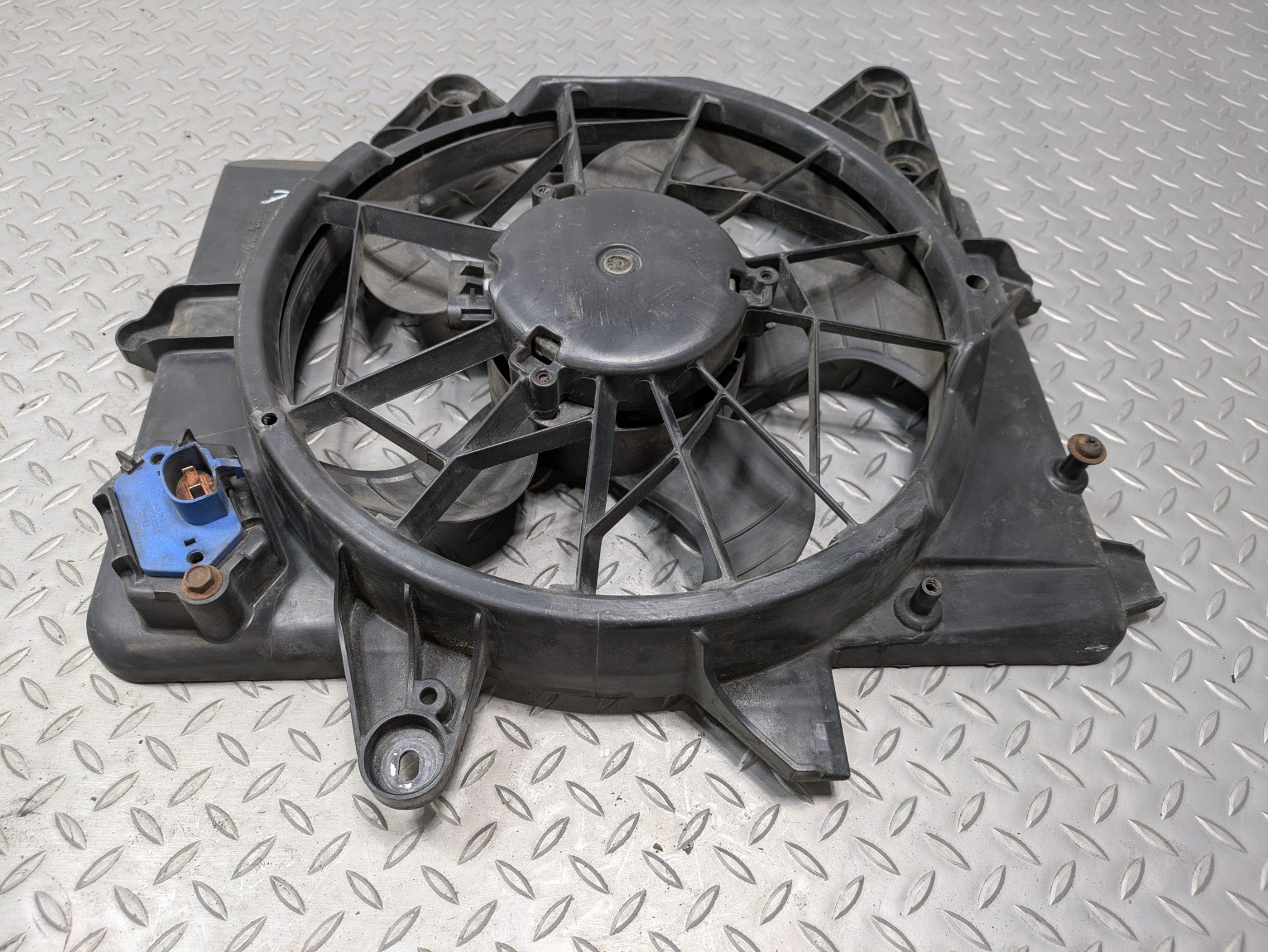 2005 - 2007 OEM FORD ESCAPE RIGHT SIDE ELECTRIC COOLING MOTOR FAN WITH SHROUD