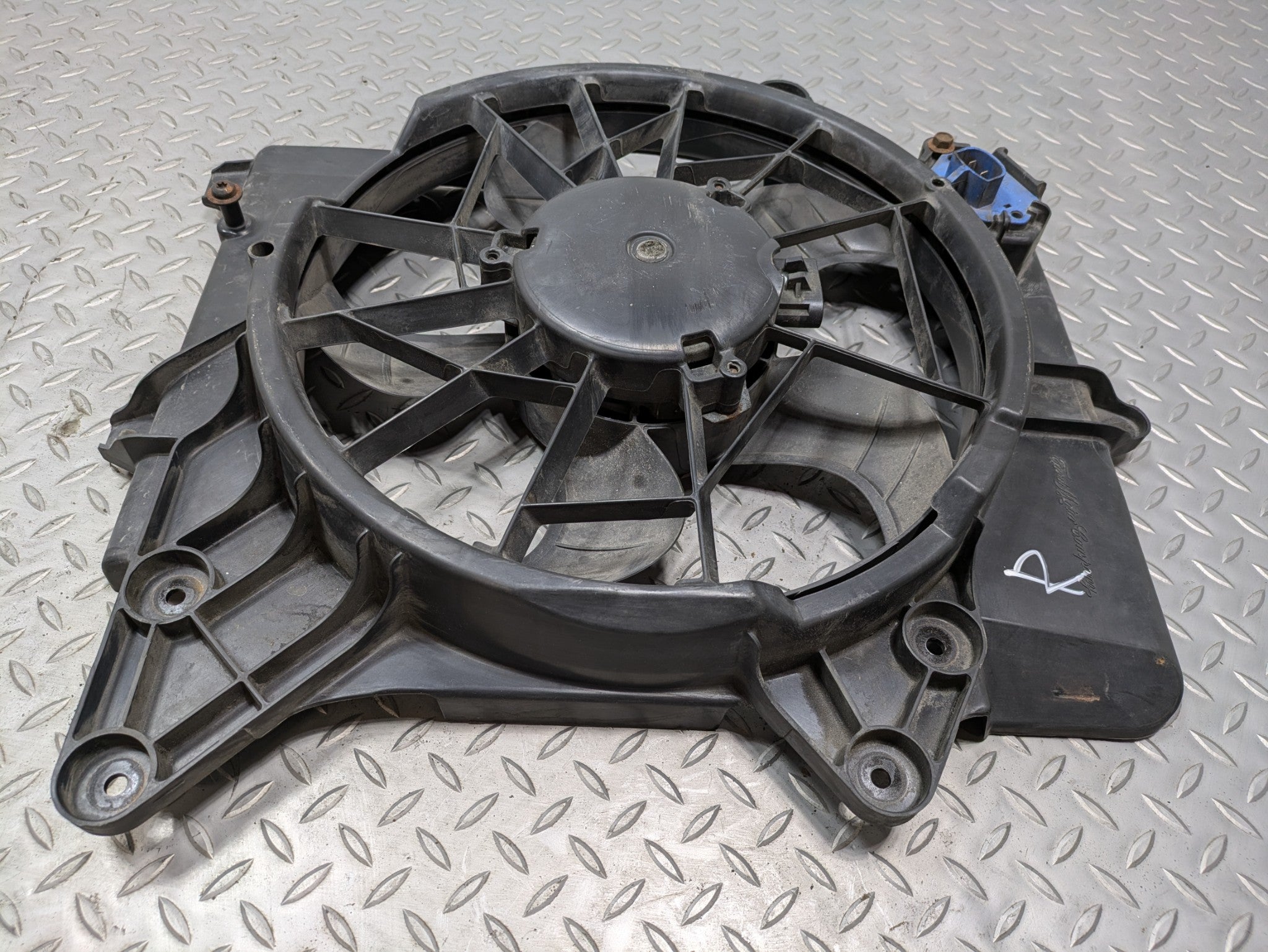 2005 - 2007 OEM FORD ESCAPE RIGHT SIDE ELECTRIC COOLING MOTOR FAN WITH SHROUD