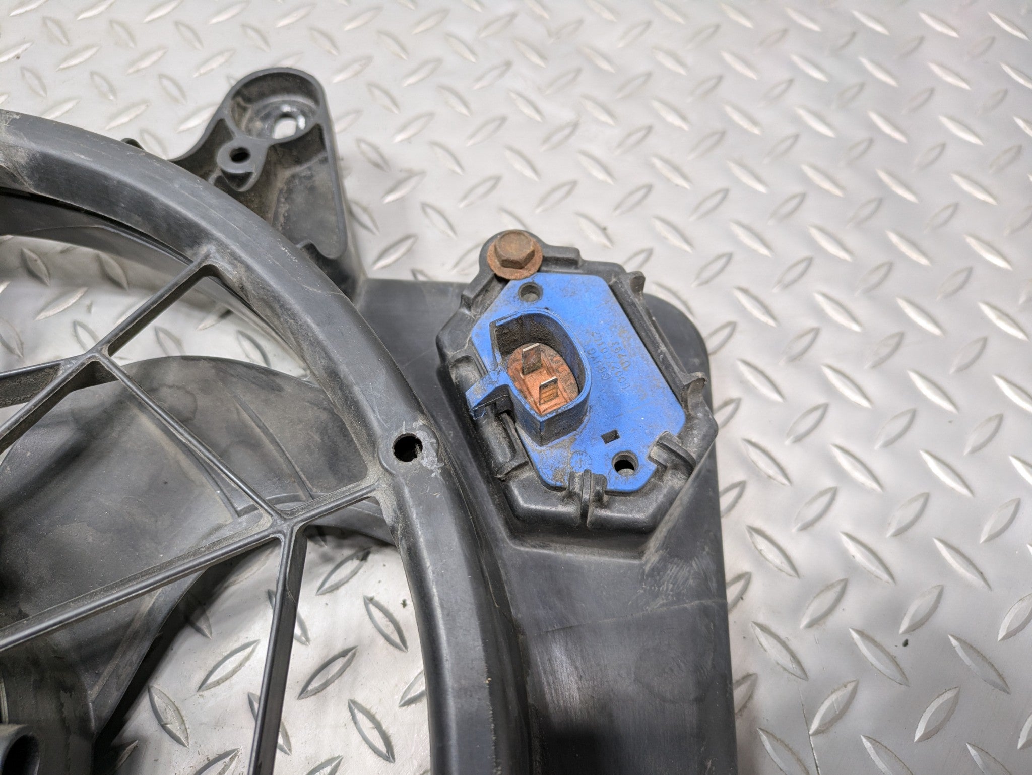 2005 - 2007 OEM FORD ESCAPE RIGHT SIDE ELECTRIC COOLING MOTOR FAN WITH SHROUD