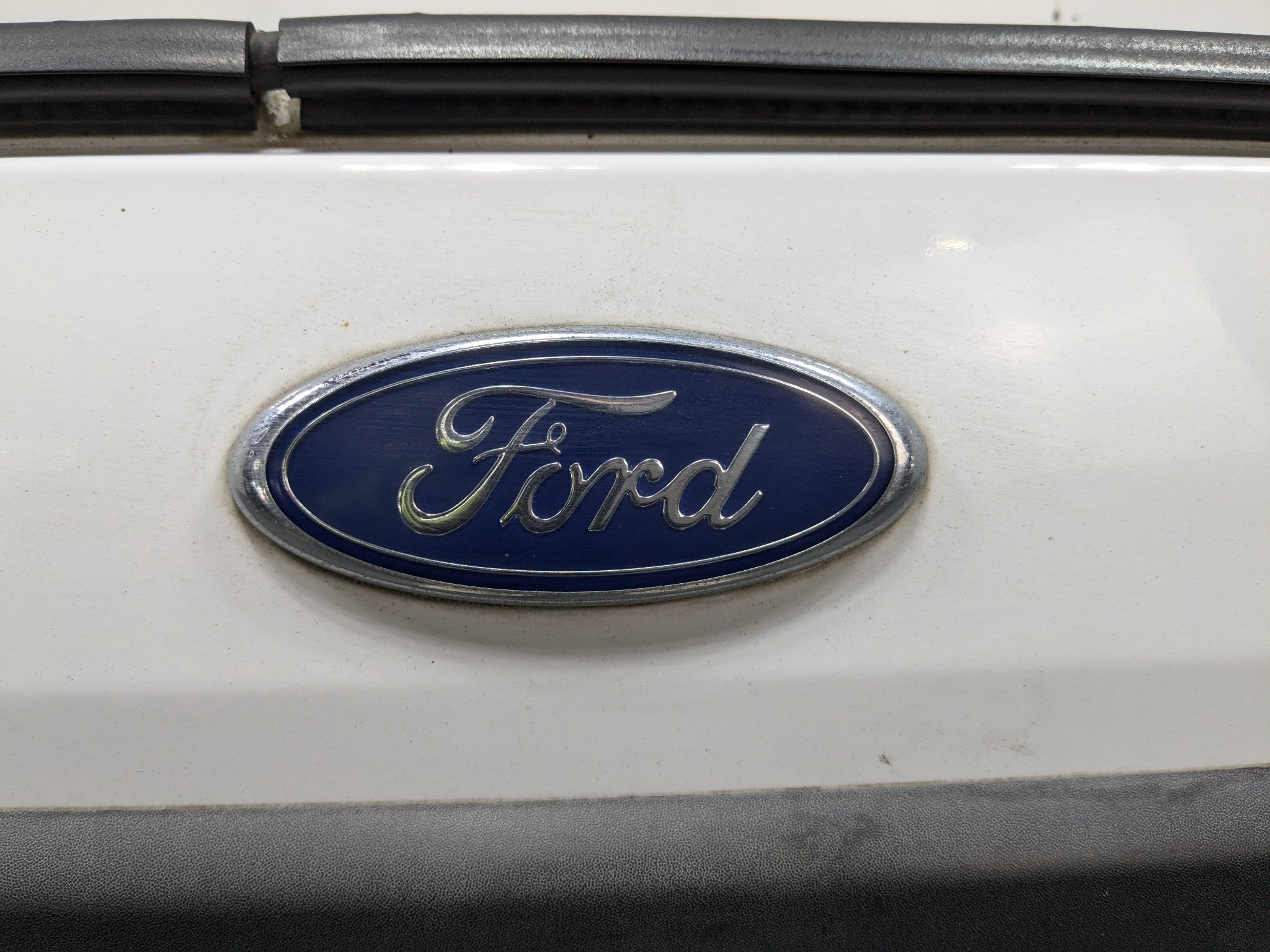 2005 - 2007 OEM FORD ESCAPE TAILGATE LIFTGATE SHELL PANEL ASSEMBLY WHITE