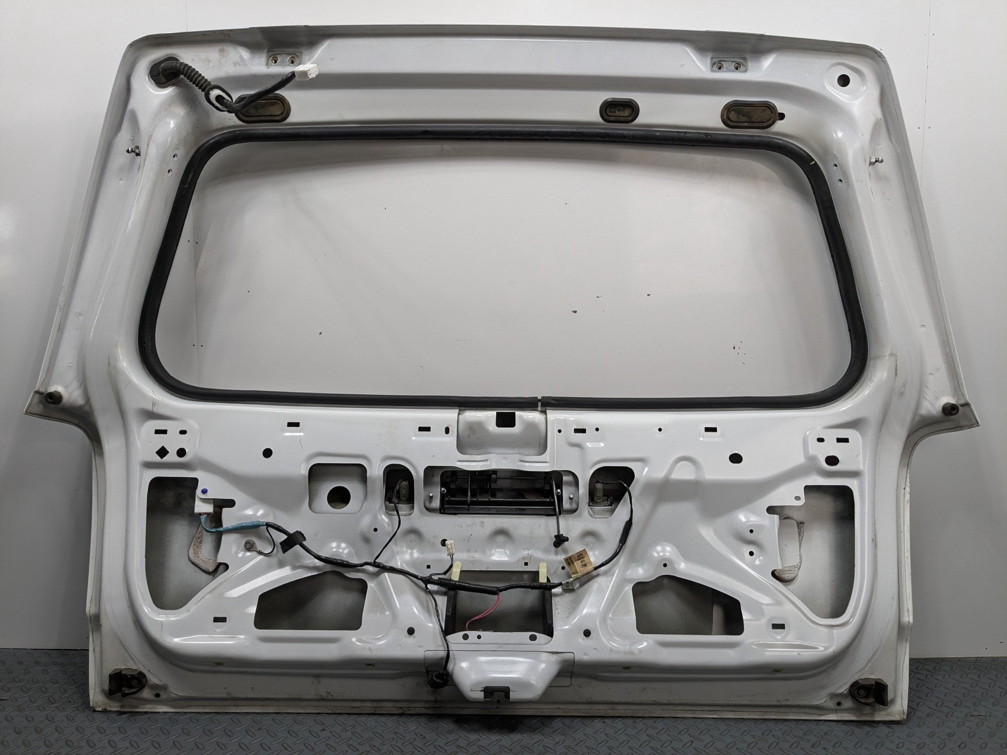 2005 - 2007 OEM FORD ESCAPE TAILGATE LIFTGATE SHELL PANEL ASSEMBLY WHITE