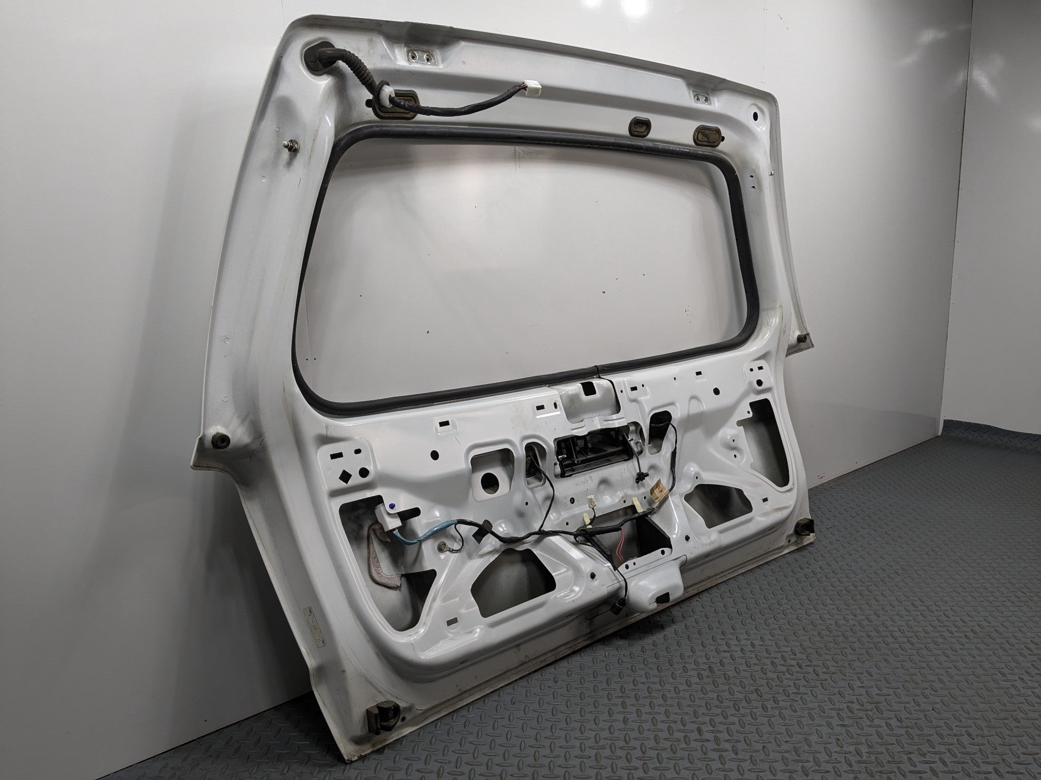 2005 - 2007 OEM FORD ESCAPE TAILGATE LIFTGATE SHELL PANEL ASSEMBLY WHITE