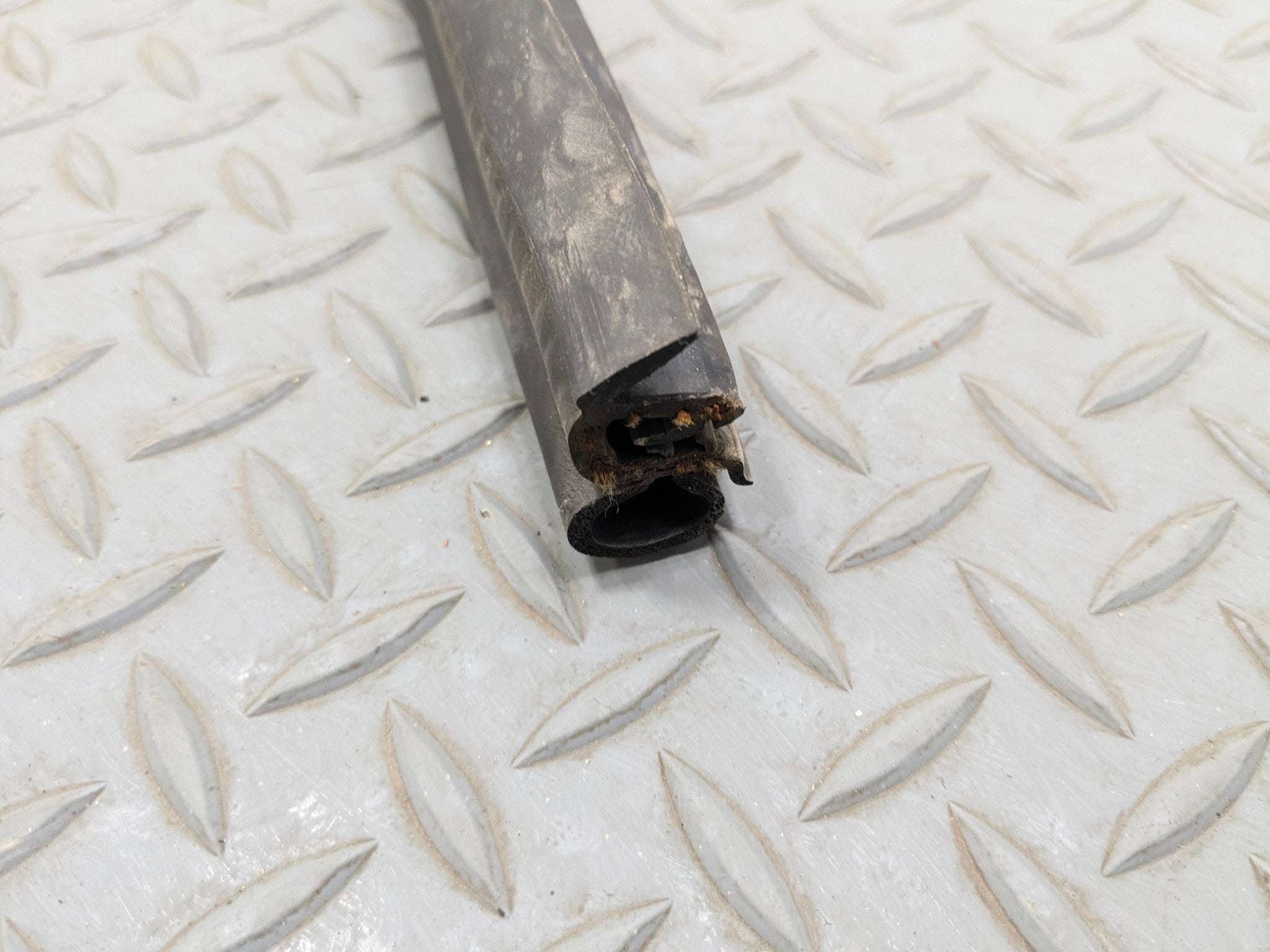 2005 - 2007 OEM FORD ESCAPE REAR RIGHT PASSENGER SIDE WEATHER STRIPPING