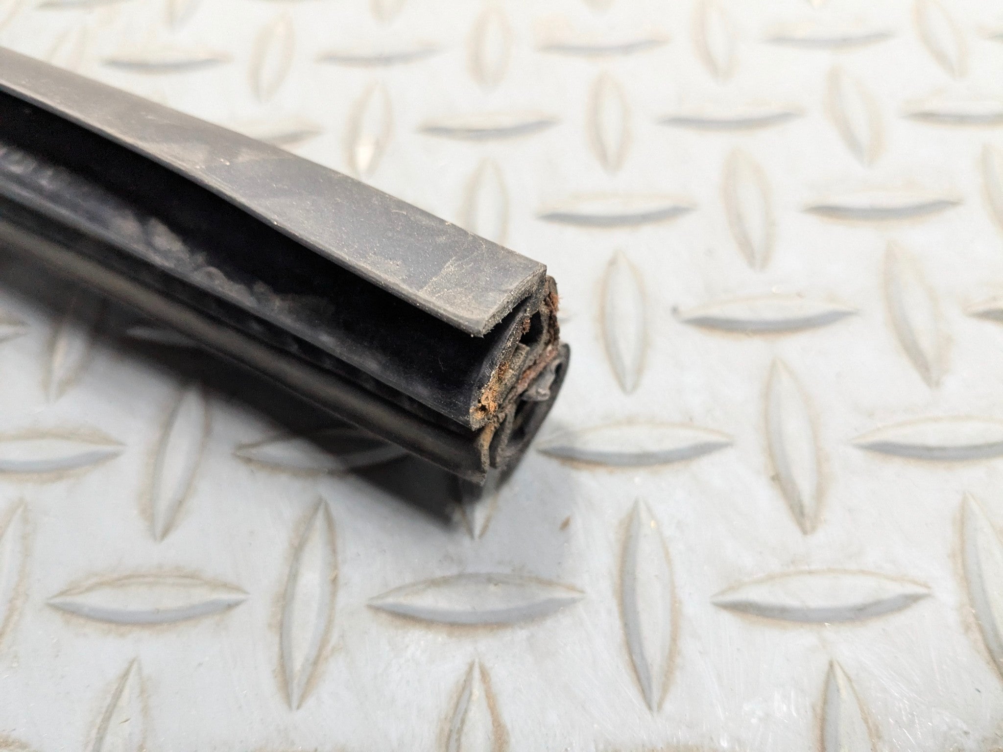 2005 - 2007 OEM FORD ESCAPE REAR RIGHT PASSENGER SIDE WEATHER STRIPPING