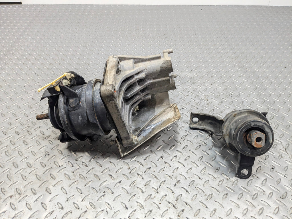 05 - 07 OEM FORD ESCAPE FRONT RIGHT PASSENGER SIDE ENGINE FRAME MOUNT BRACKET