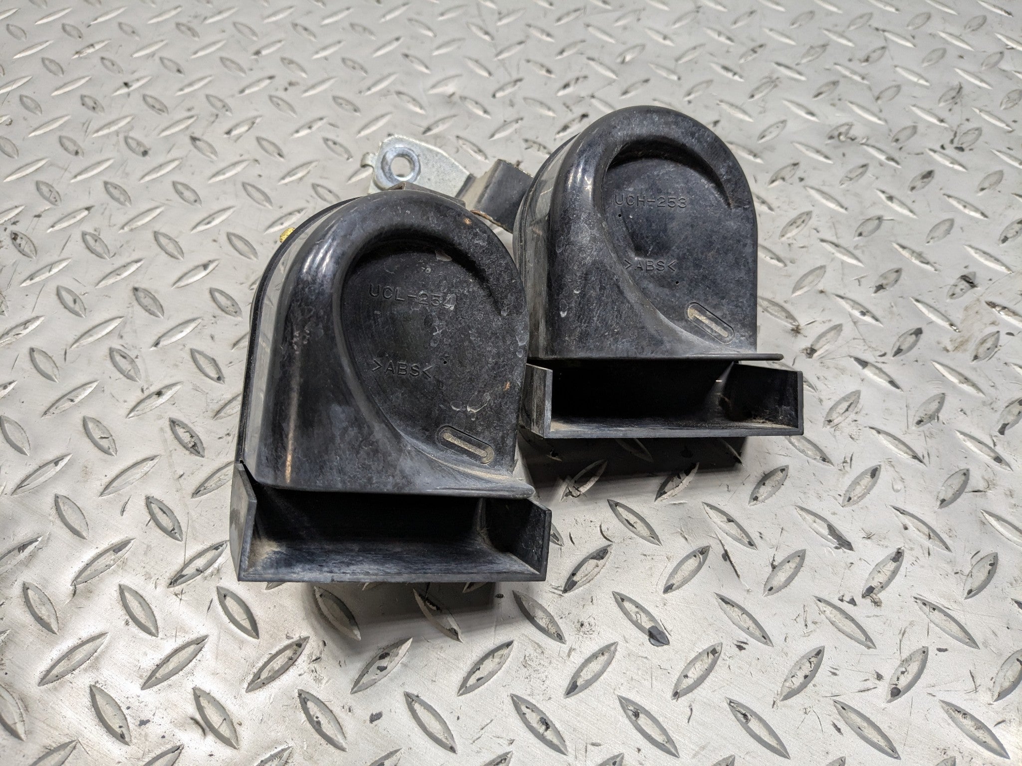 2009 - 2011 OEM NISSAN MAXIMA FRONT LEFT AND RIGHT NOTE TONE FREQUENCY HORN SET