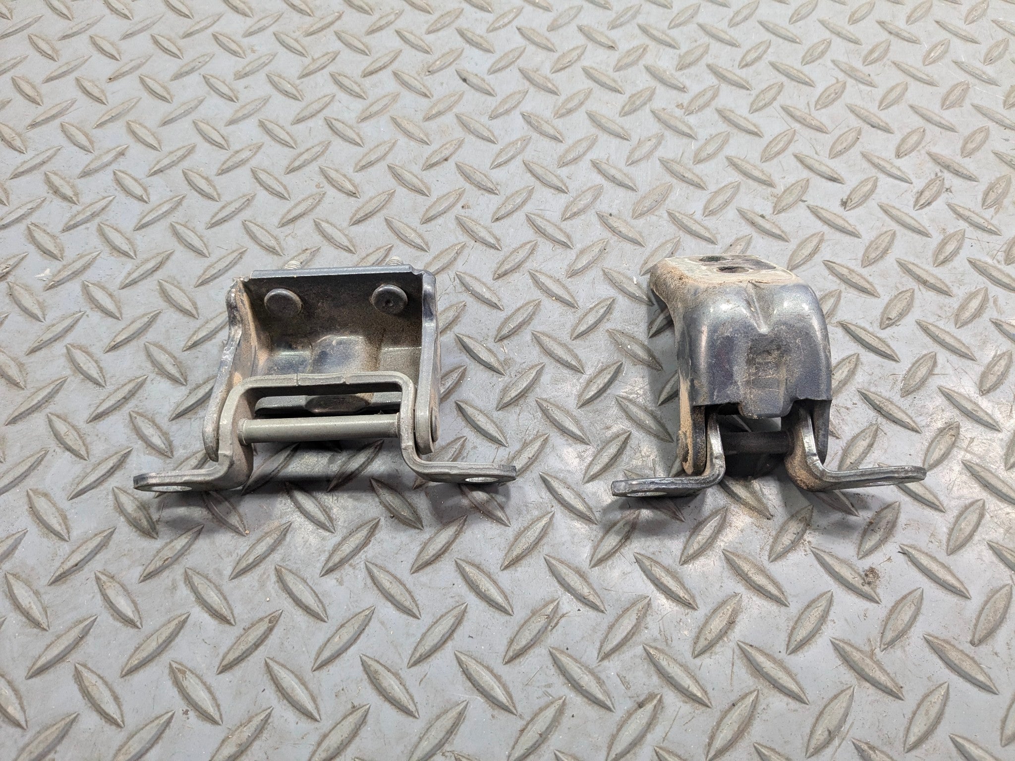 2009 - 2011 OEM NISSAN MAXIMA REAR LEFT DRIVER SIDE UPPER LOWER DOOR HINGE SET