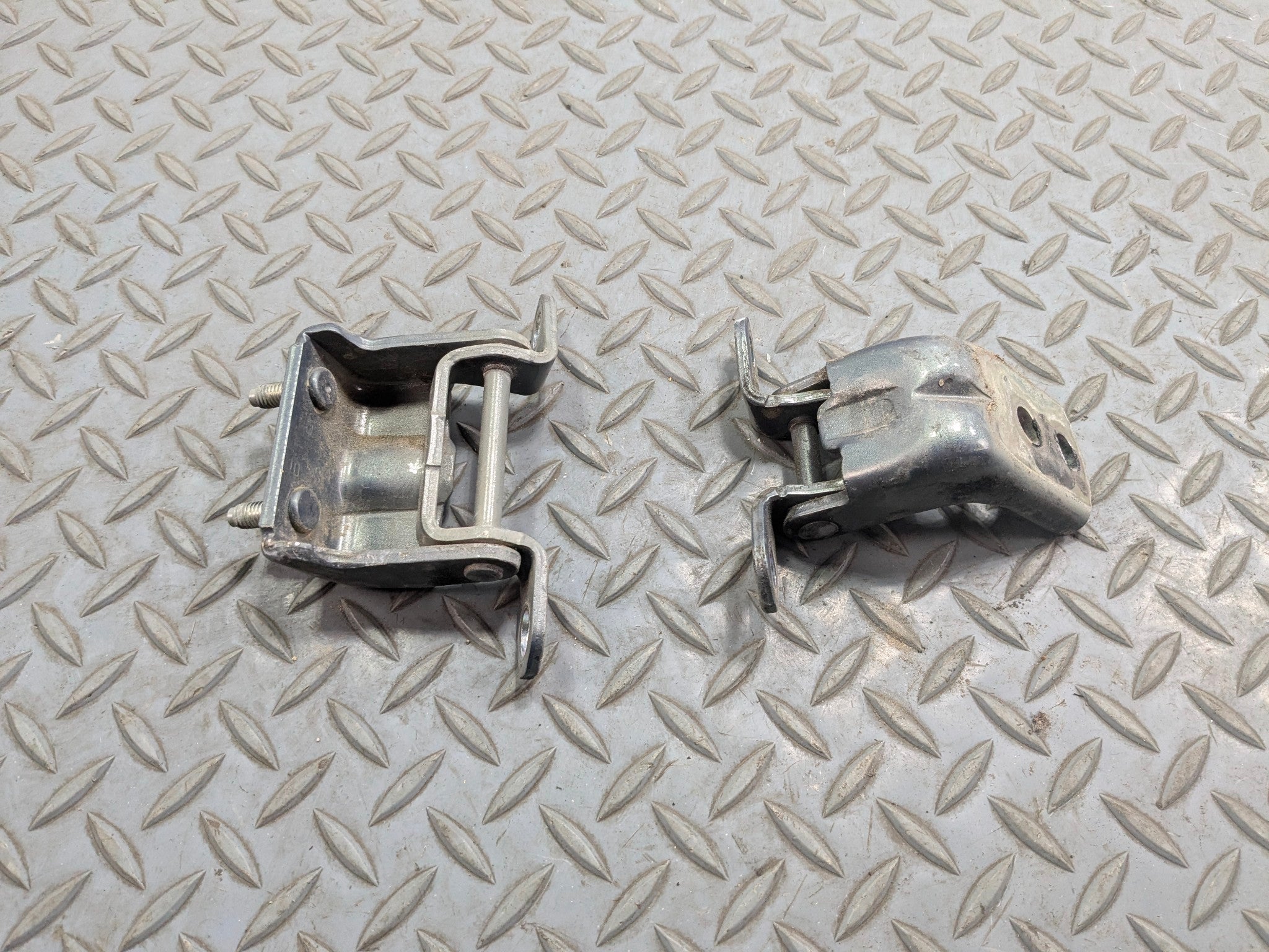 2009 - 2011 OEM NISSAN MAXIMA REAR LEFT DRIVER SIDE UPPER LOWER DOOR HINGE SET