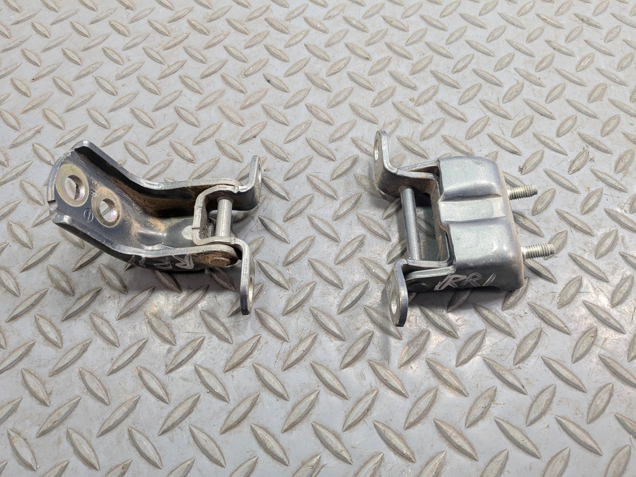 09 - 11 OEM NISSAN MAXIMA REAR RIGHT PASSENGER SIDE UPPER LOWER DOOR HINGE SET