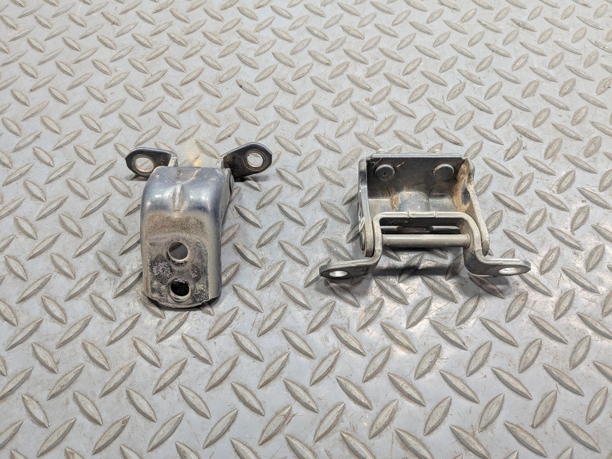 09 - 11 OEM NISSAN MAXIMA REAR RIGHT PASSENGER SIDE UPPER LOWER DOOR HINGE SET