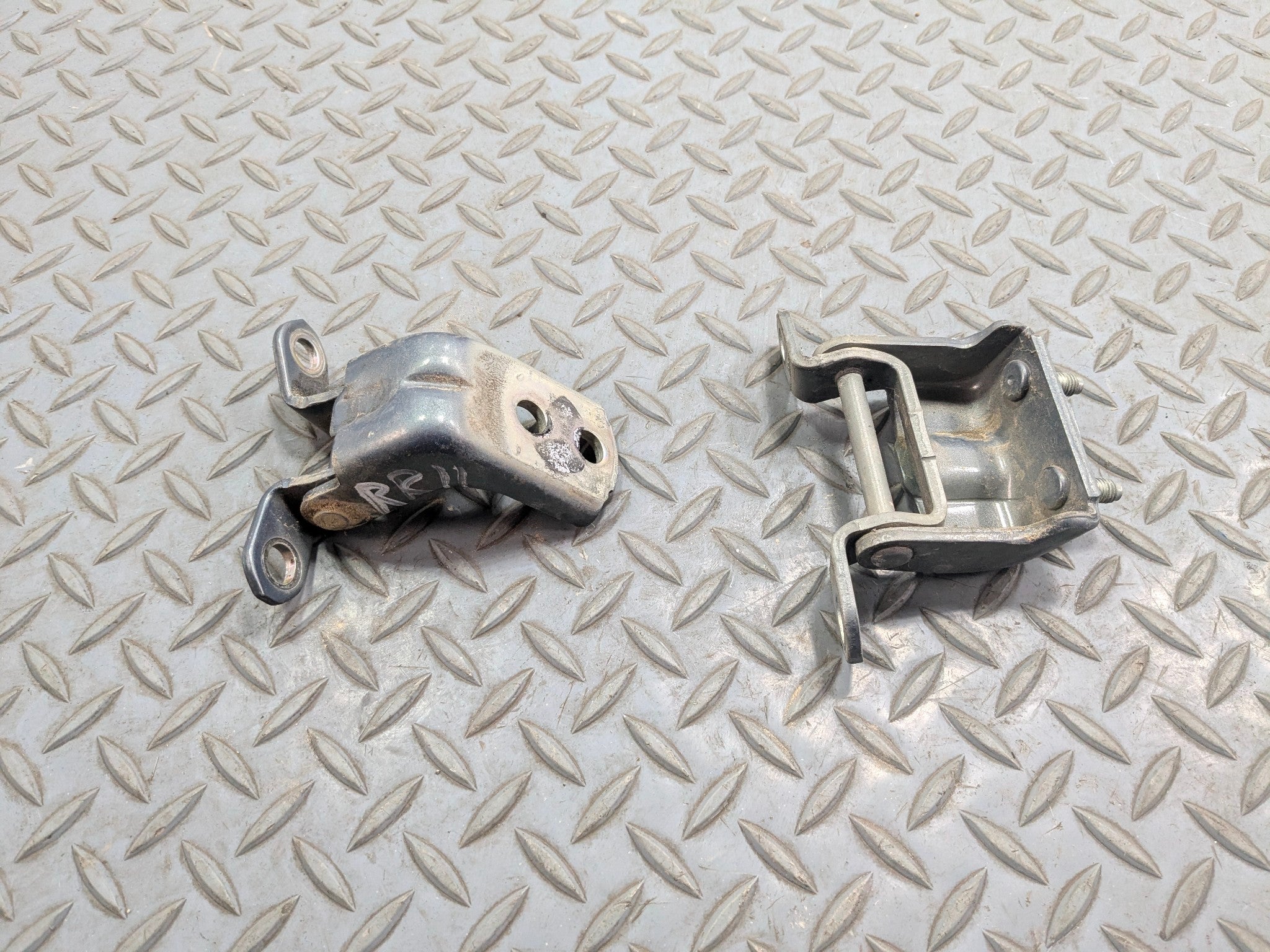 09 - 11 OEM NISSAN MAXIMA REAR RIGHT PASSENGER SIDE UPPER LOWER DOOR HINGE SET