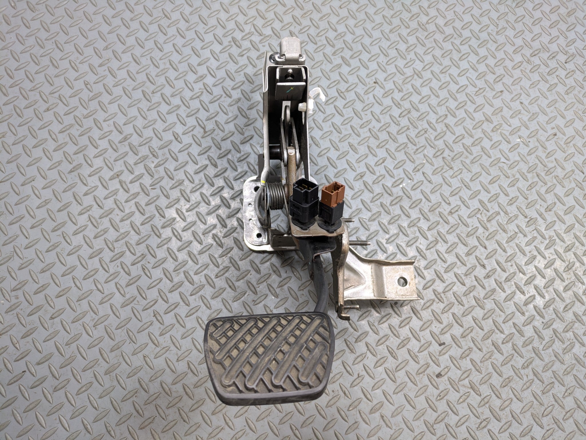 2009 - 2011 OEM NISSAN MAXIMA PARKING BRAKE PEDAL FOOT STEP PAD WITH BRACKET