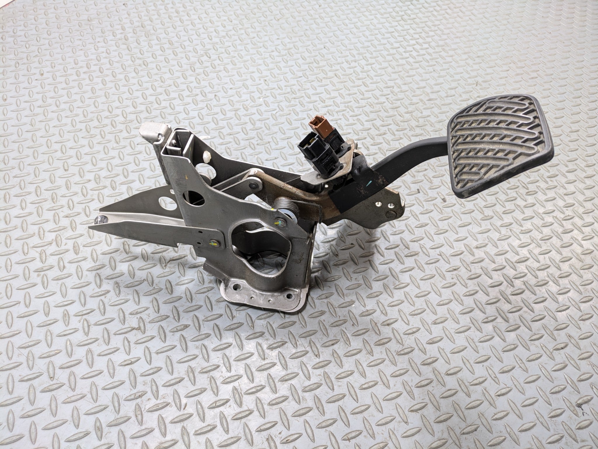 2009 - 2011 OEM NISSAN MAXIMA PARKING BRAKE PEDAL FOOT STEP PAD WITH BRACKET