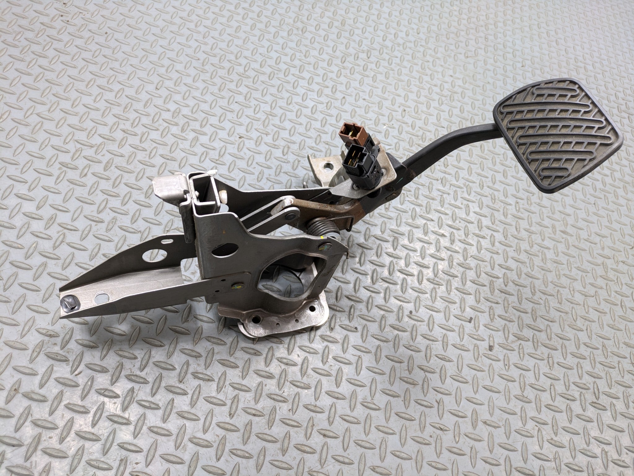 2009 - 2011 OEM NISSAN MAXIMA PARKING BRAKE PEDAL FOOT STEP PAD WITH BRACKET