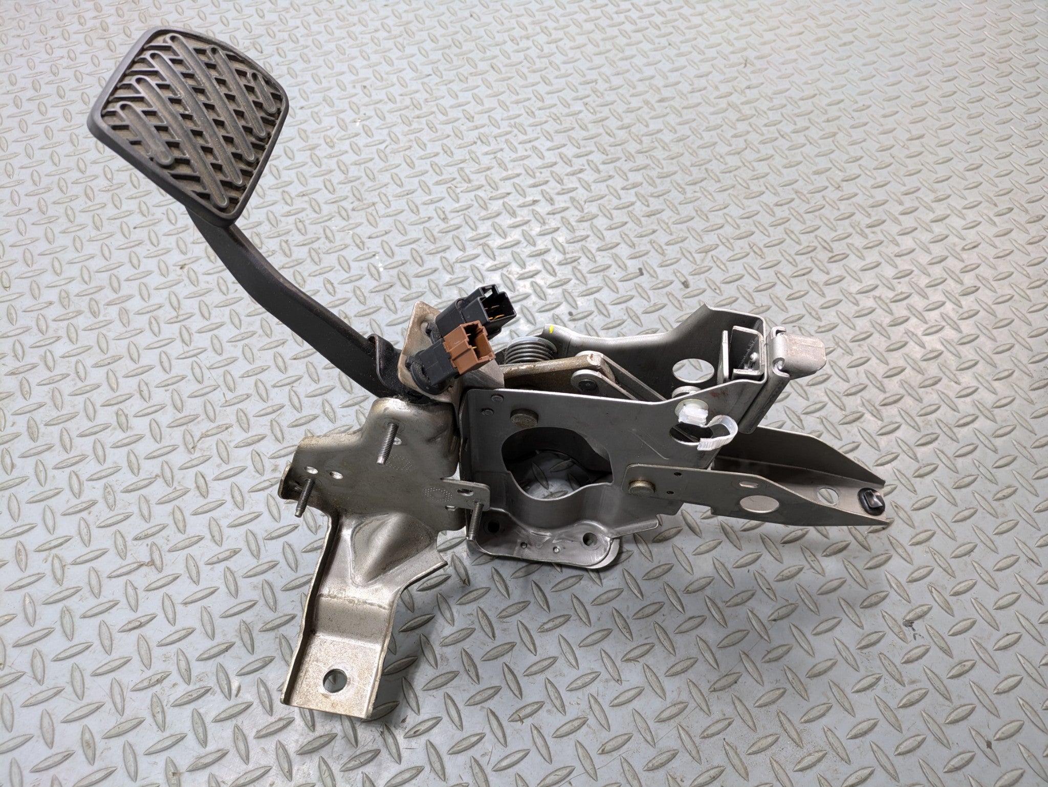 2009 - 2011 OEM NISSAN MAXIMA PARKING BRAKE PEDAL FOOT STEP PAD WITH BRACKET