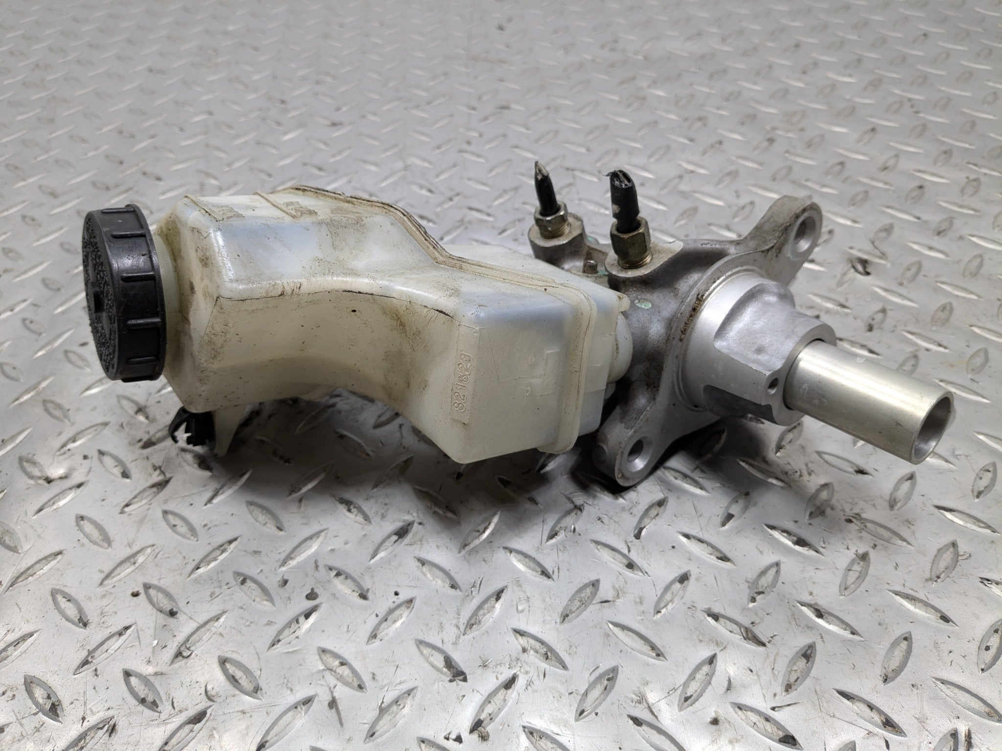 2009 - 2011 OEM NISSAN MAXIMA BRAKE MASTER CYLINDER WITH RESERVOIR BOTTLE