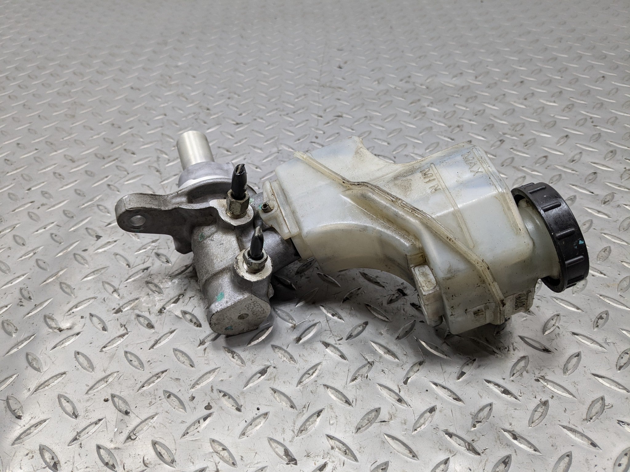 2009 - 2011 OEM NISSAN MAXIMA BRAKE MASTER CYLINDER WITH RESERVOIR BOTTLE