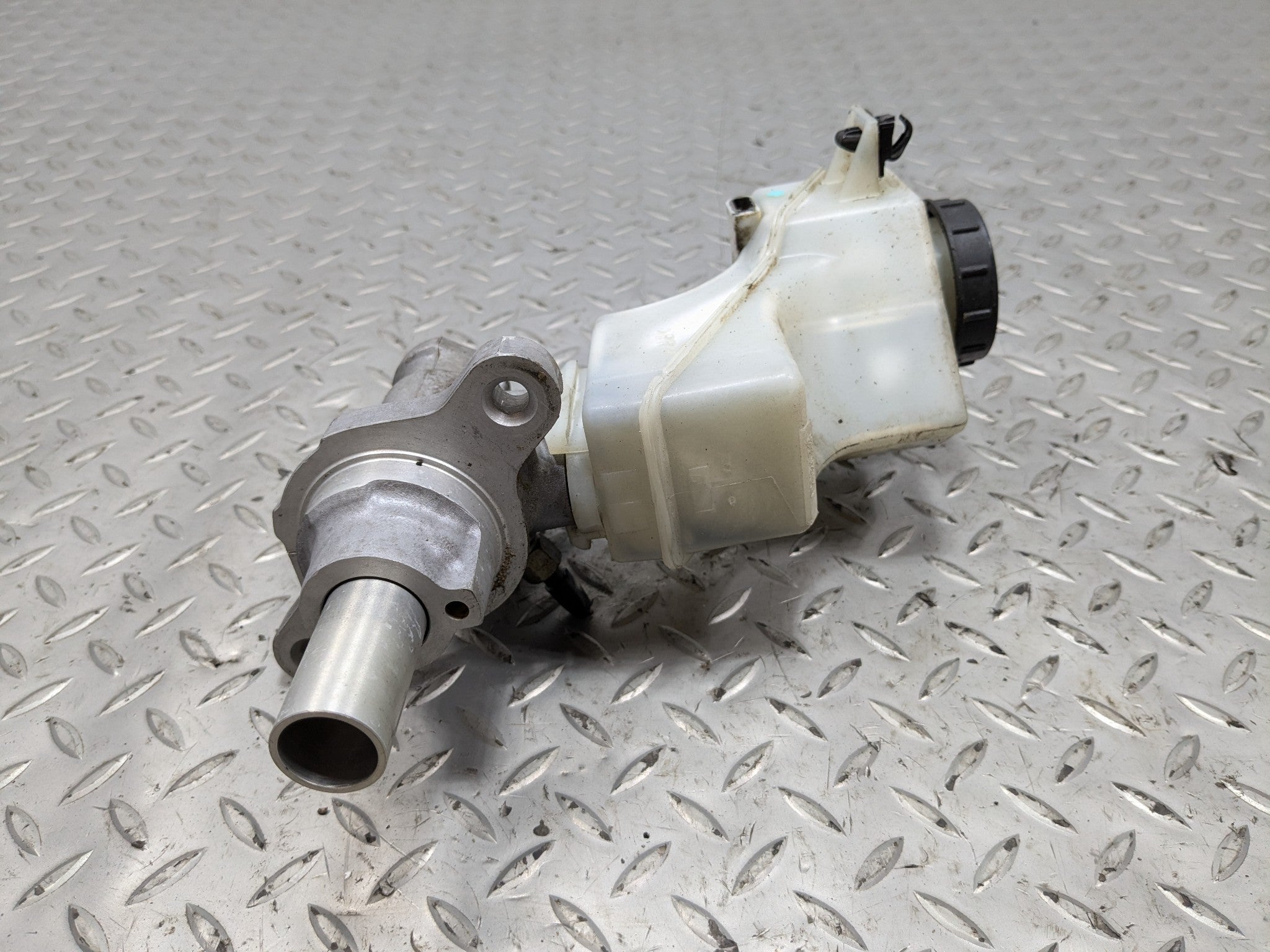 2009 - 2011 OEM NISSAN MAXIMA BRAKE MASTER CYLINDER WITH RESERVOIR BOTTLE