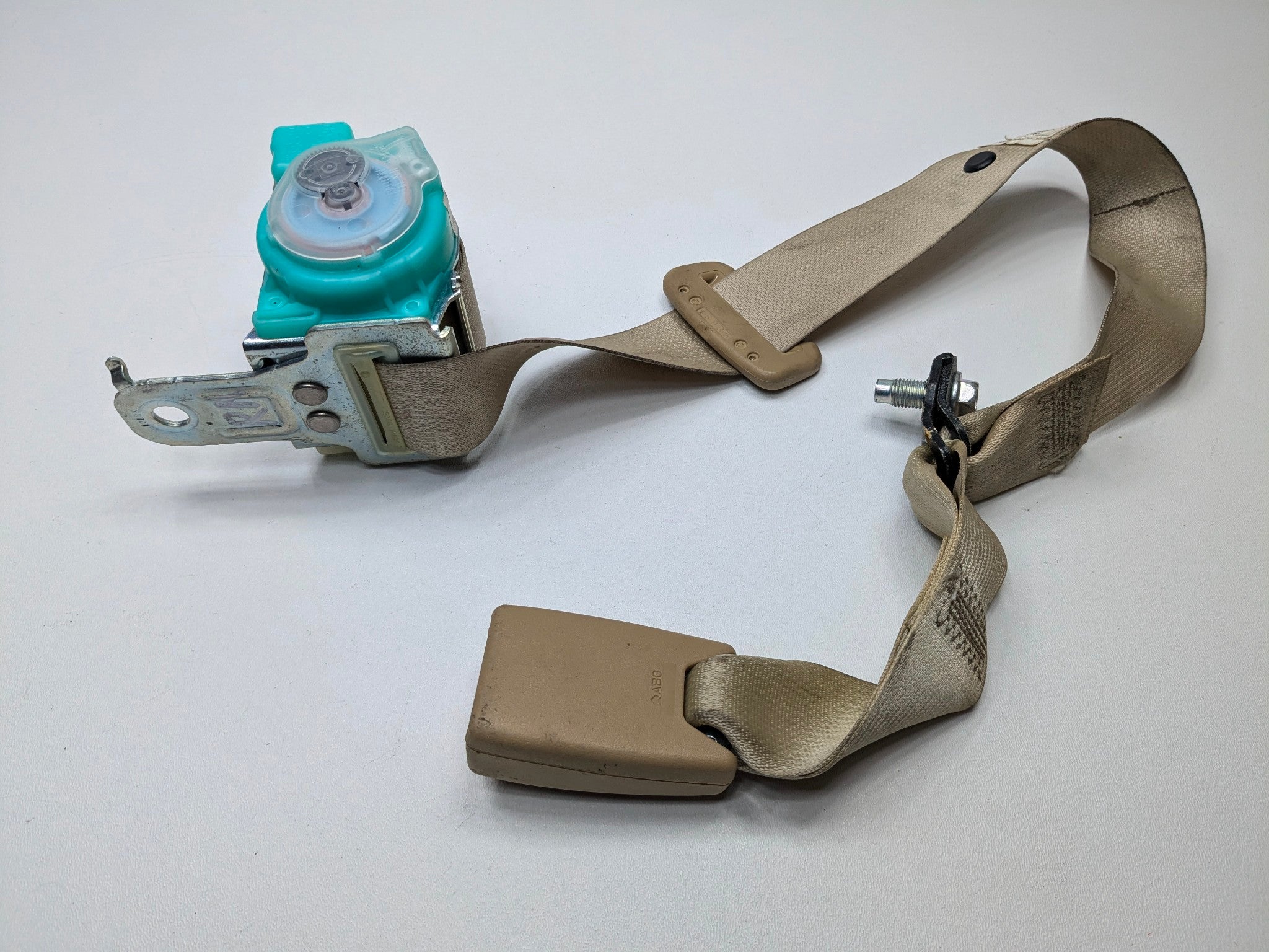 2009 - 2011 OEM NISSAN MAXIMA REAR CENTER SEAT BELT RETRACTOR WITH BUCKLE BROWN