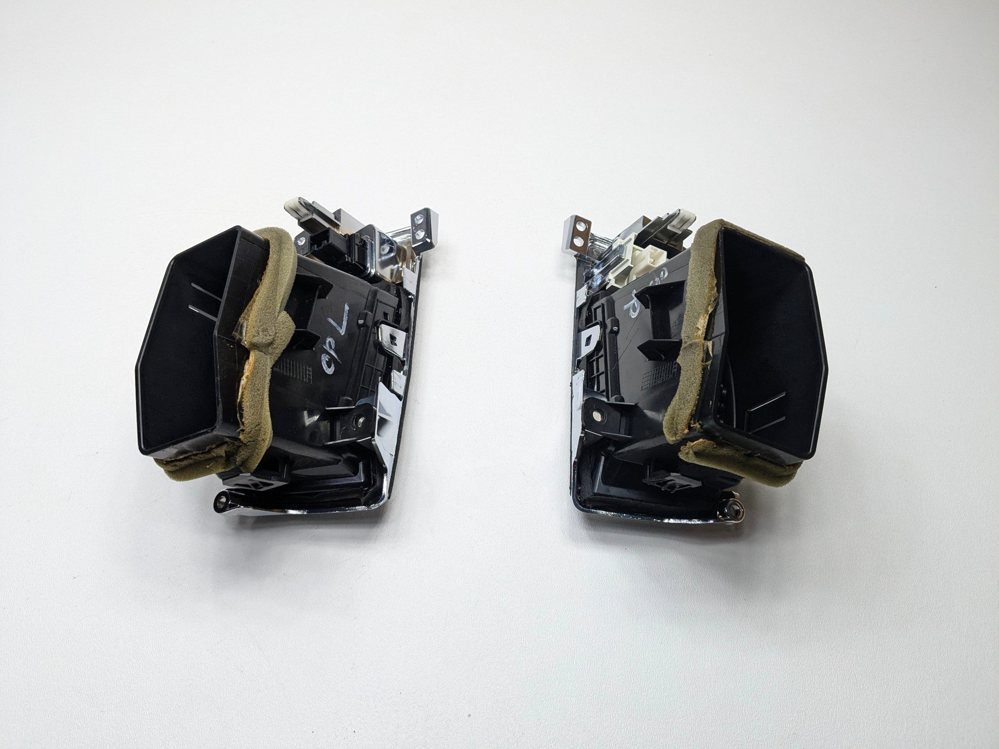 09 - 11 OEM NISSAN MAXIMA FRONT CENTER DASHBOARD AIR CONDITIONING HEATER VENTS