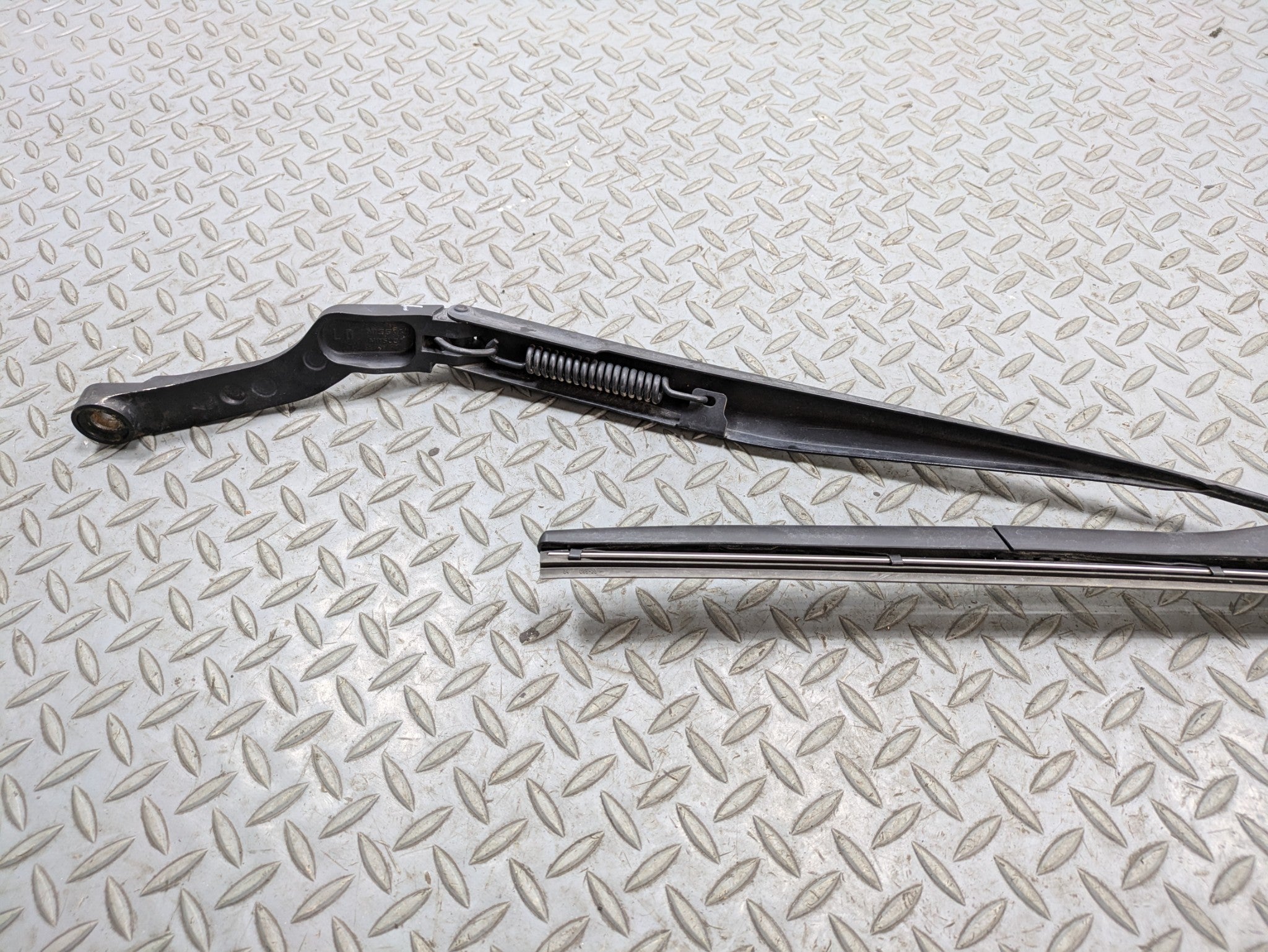 09 - 11 OEM NISSAN MAXIMA FRONT LEFT SIDE WINDSHIELD WIPER ARM LEVER WITH BLADE