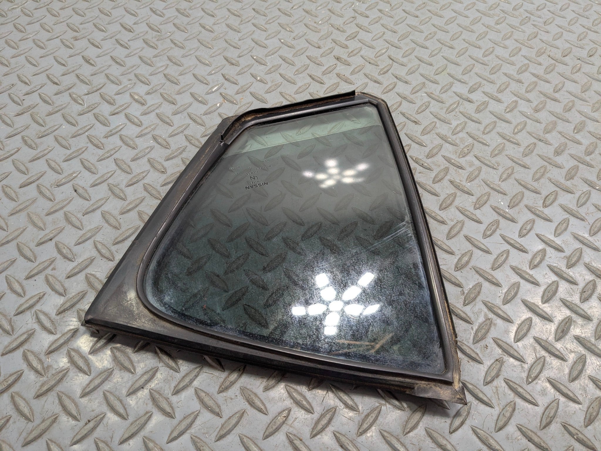 09 - 11 OEM NISSAN MAXIMA REAR RIGHT PASSENGER SIDE QUARTER WINDOW VENT GLASS