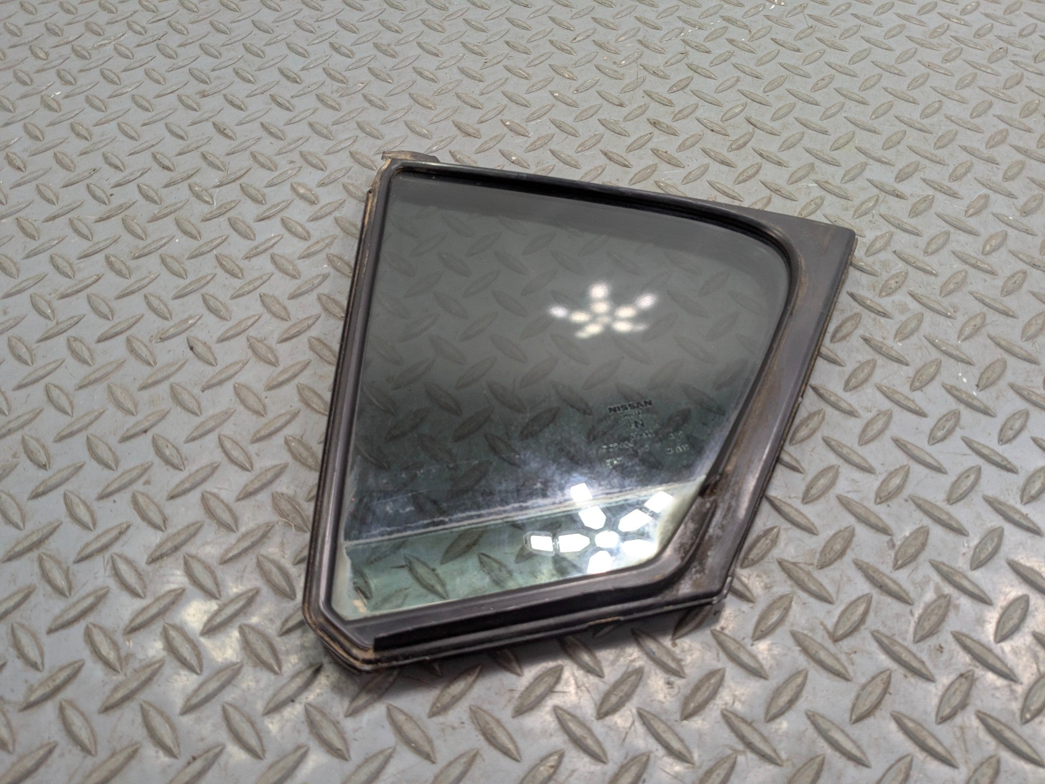 09 - 11 OEM NISSAN MAXIMA REAR RIGHT PASSENGER SIDE QUARTER WINDOW VENT GLASS