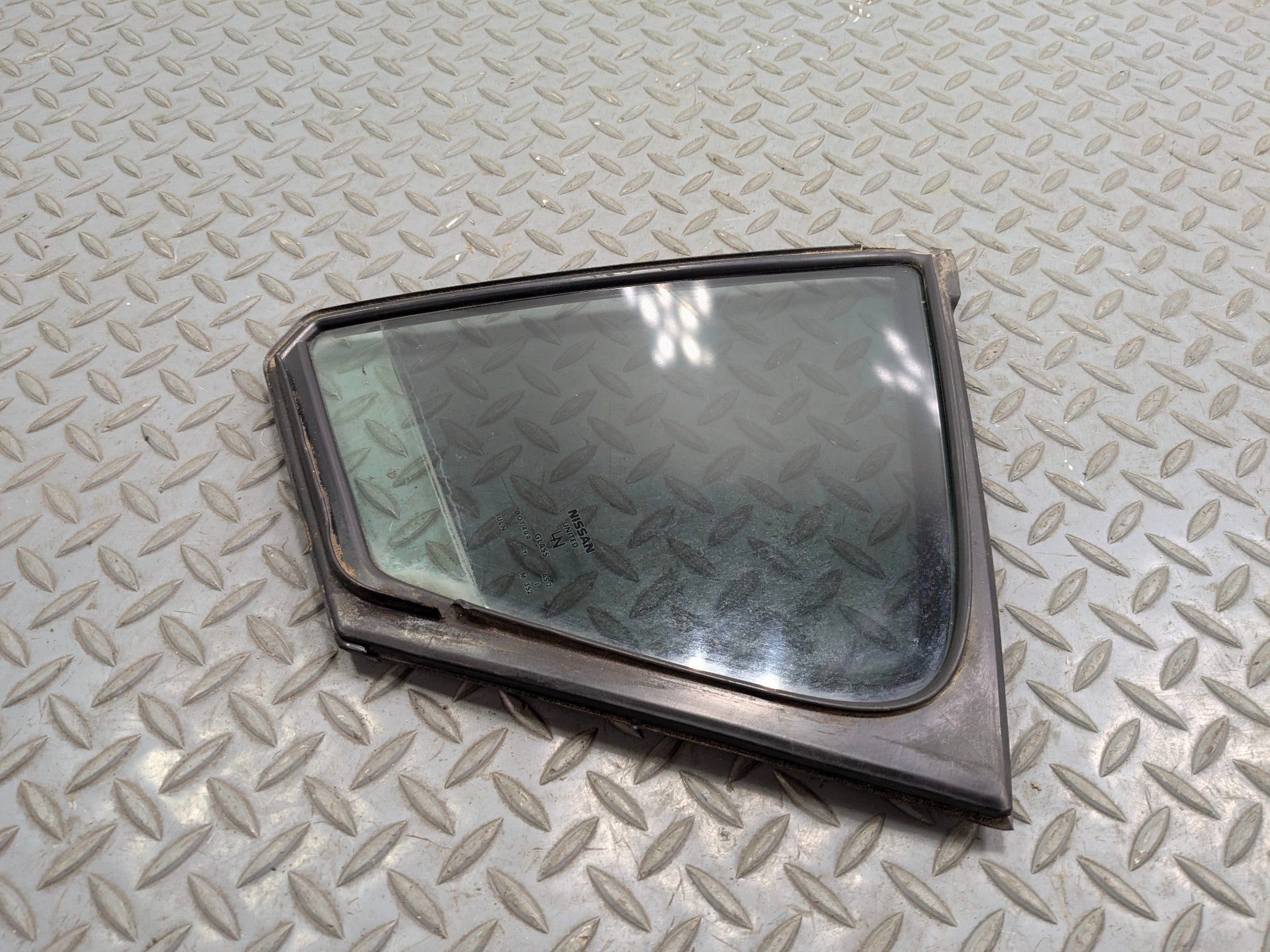 09 - 11 OEM NISSAN MAXIMA REAR RIGHT PASSENGER SIDE QUARTER WINDOW VENT GLASS