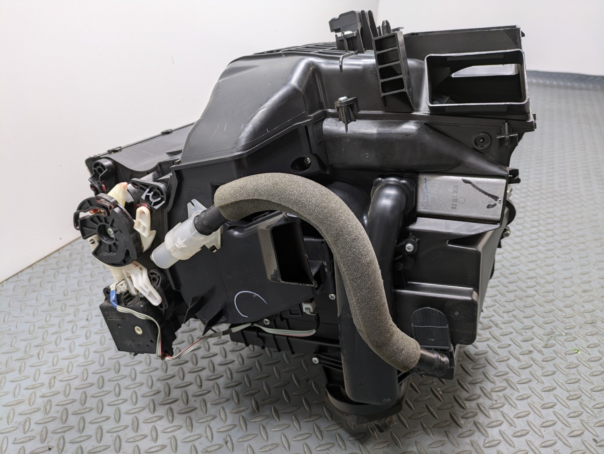 2009 - 2011 OEM NISSAN MAXIMA AC EVAPORATOR HEATER HOUSING WITH BLOWER ASSEMBLY