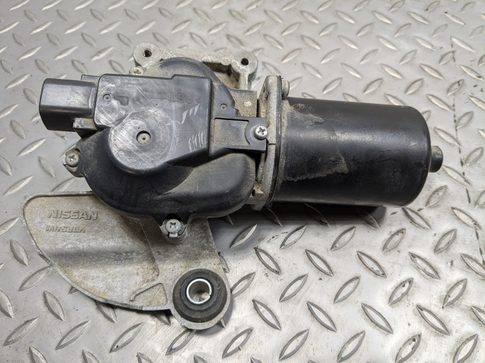 2009 - 2011 OEM NISSAN MAXIMA FRONT WINDSHIELD WIPER MOTOR ASSEMBLY