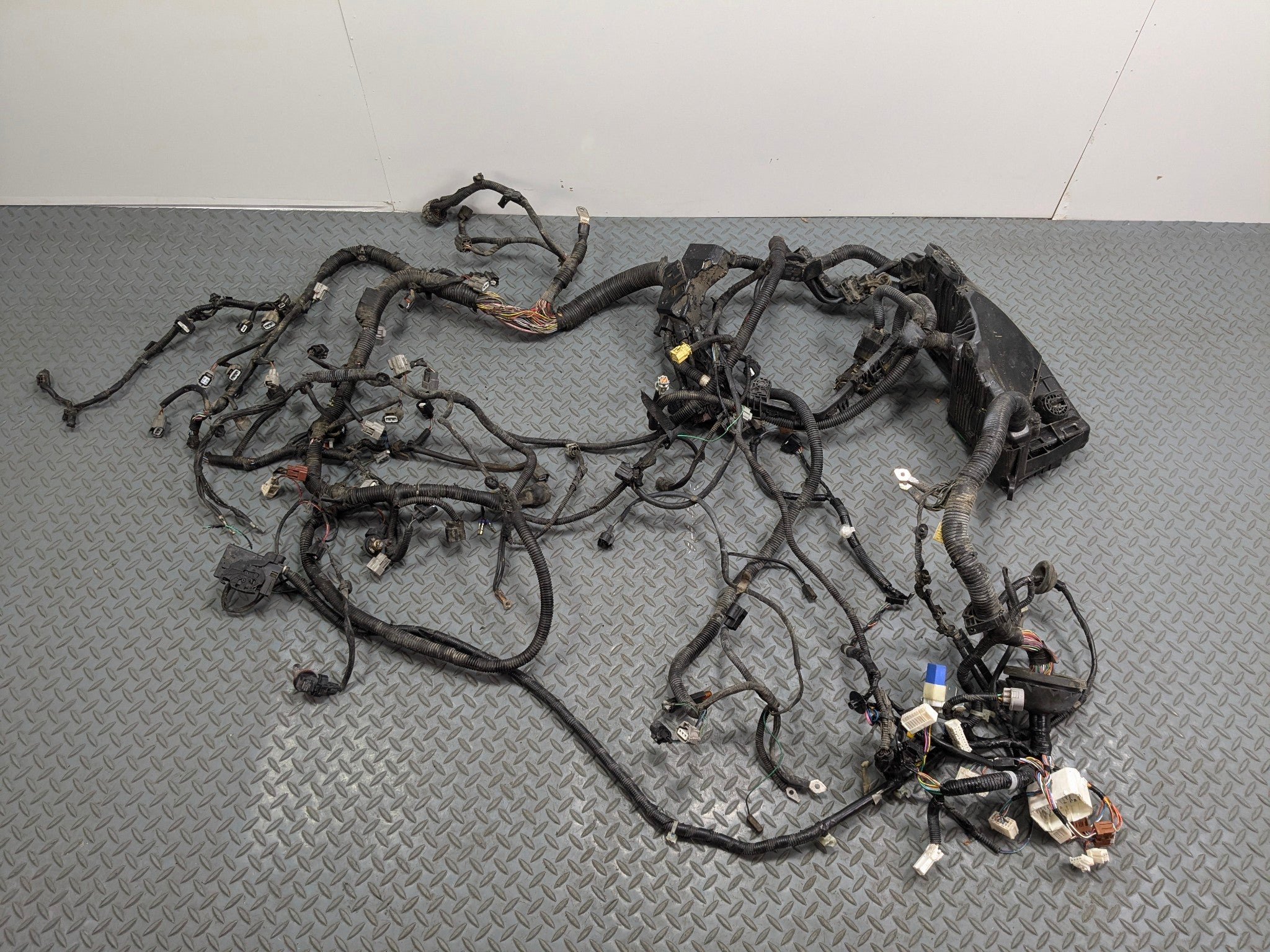 2009 - 2011 OEM NISSAN MAXIMA ENGINE WIRE HARNESS WITH FUSE BOX ASSEMBLY
