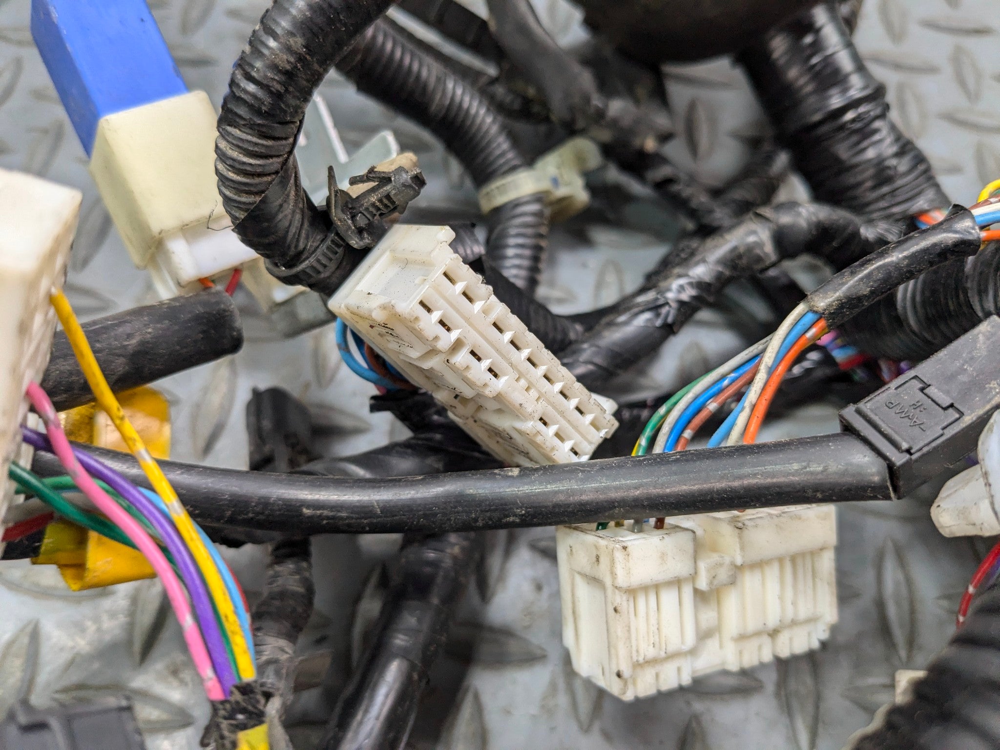 2009 - 2011 OEM NISSAN MAXIMA ENGINE WIRE HARNESS WITH FUSE BOX ASSEMBLY