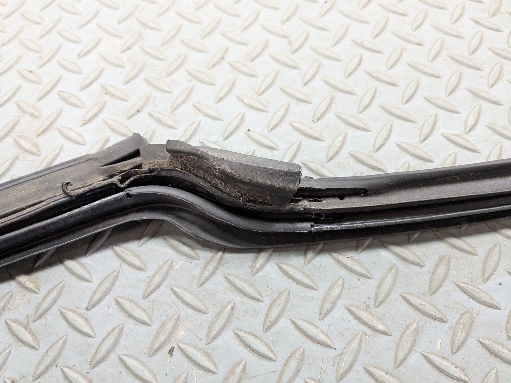 2010 - 2013 OEM MINI COOPER FRONT LEFT SIDE DOOR SEAL WEATHER STRIPPING RUBBER