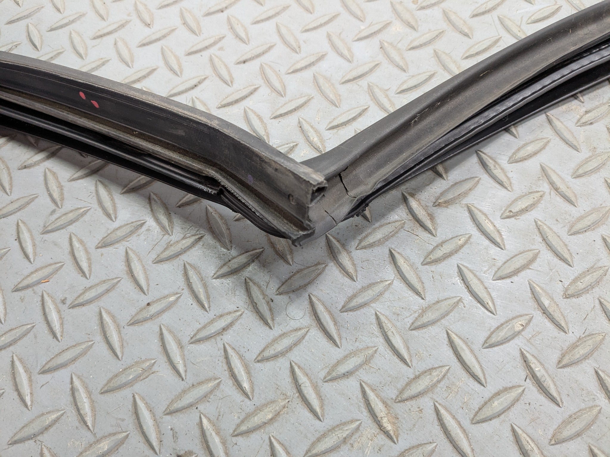 2010 - 2013 OEM MINI COOPER FRONT RIGHT SIDE DOOR SEAL WEATHER STRIPPING RUBBER